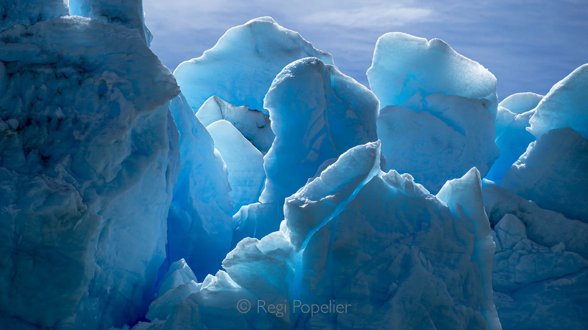 ARG017 - Light dancing through the frozen ice formations creates a mesmerizing display.