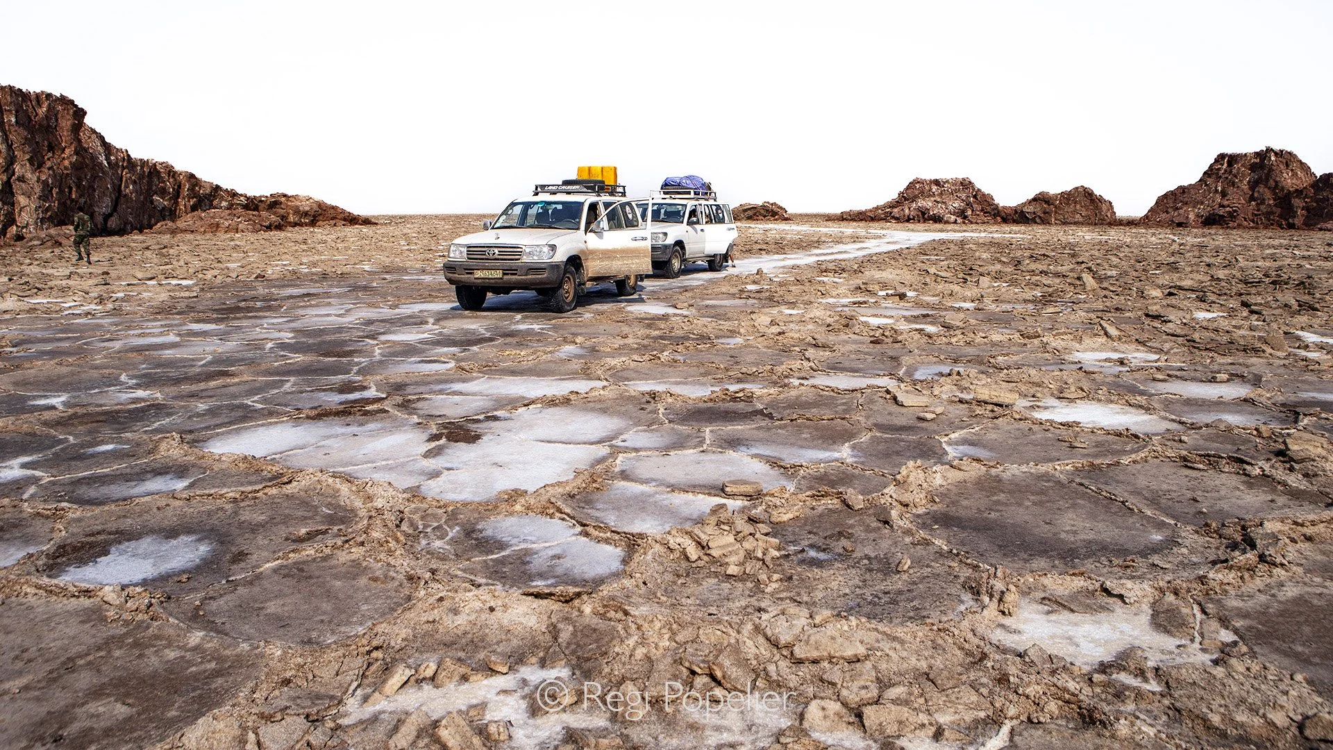 ETH032 - Enterance of the Salt planes by car.  