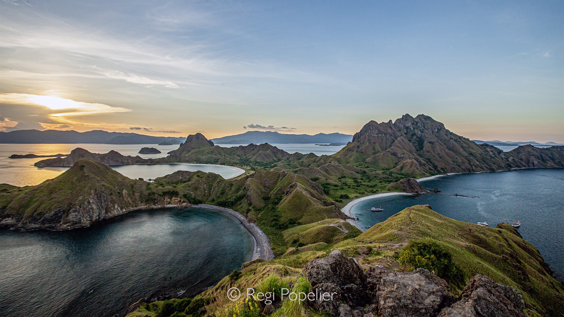 INDO055 - Beautiful landscape of Labuan Bajo on the way to Komodo. 
