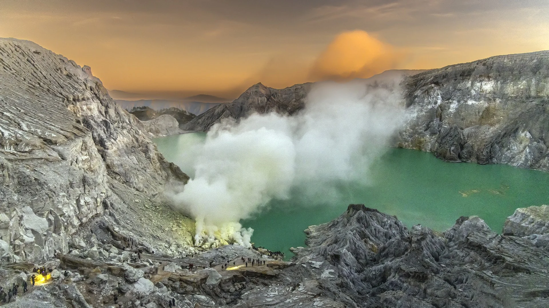 INDO095 - The next day we visited Mount Ijen. Before 2 a.m., you should begin the descent to witness the blue flames glowing through the vapors. A protective mask is absolutely essential