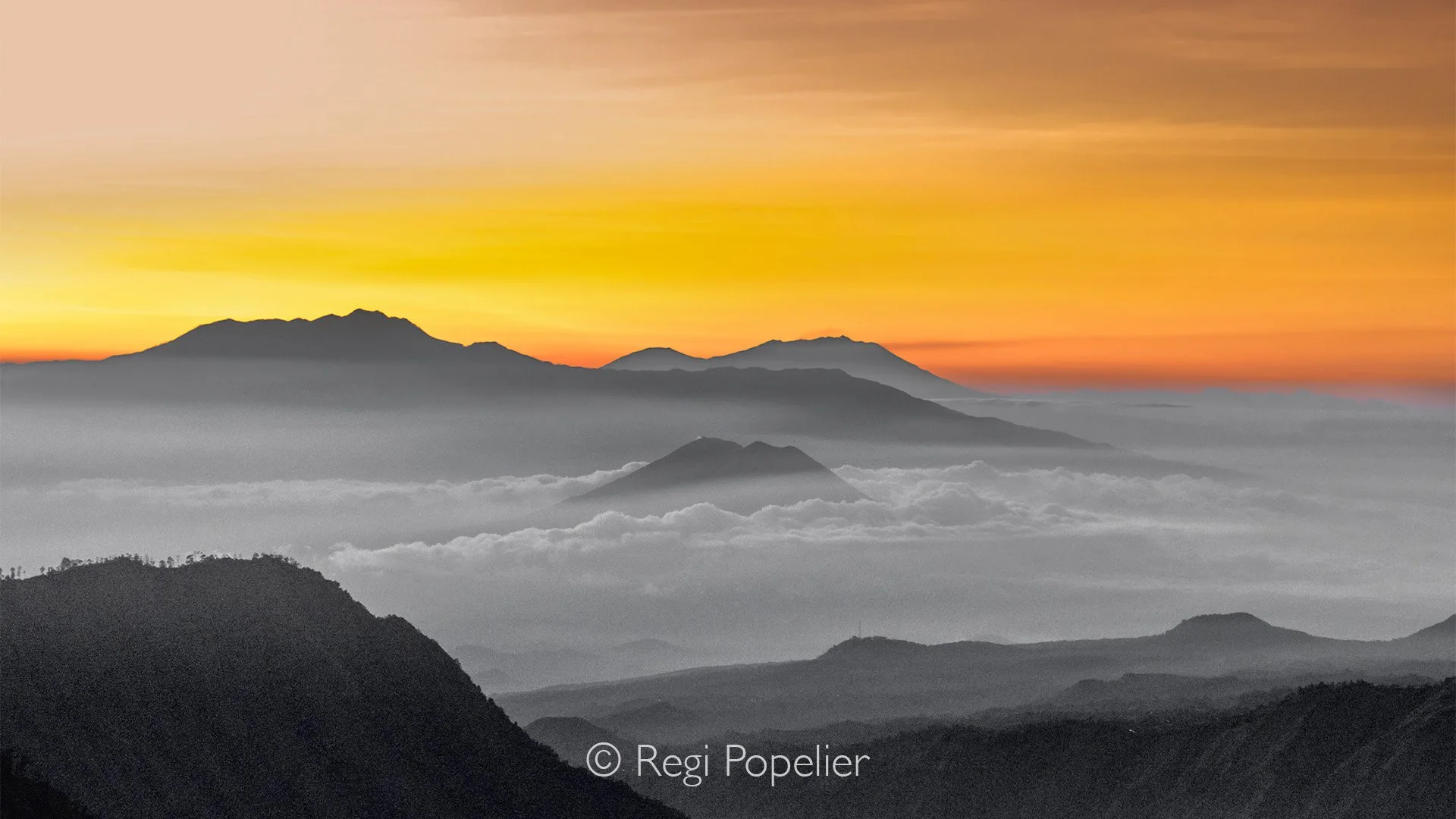 INDO093 - When the sun rises over Mount Bromo, a wide spectrum of colors unfolds across the sky, revealing the landscape’s breathtaking beauty