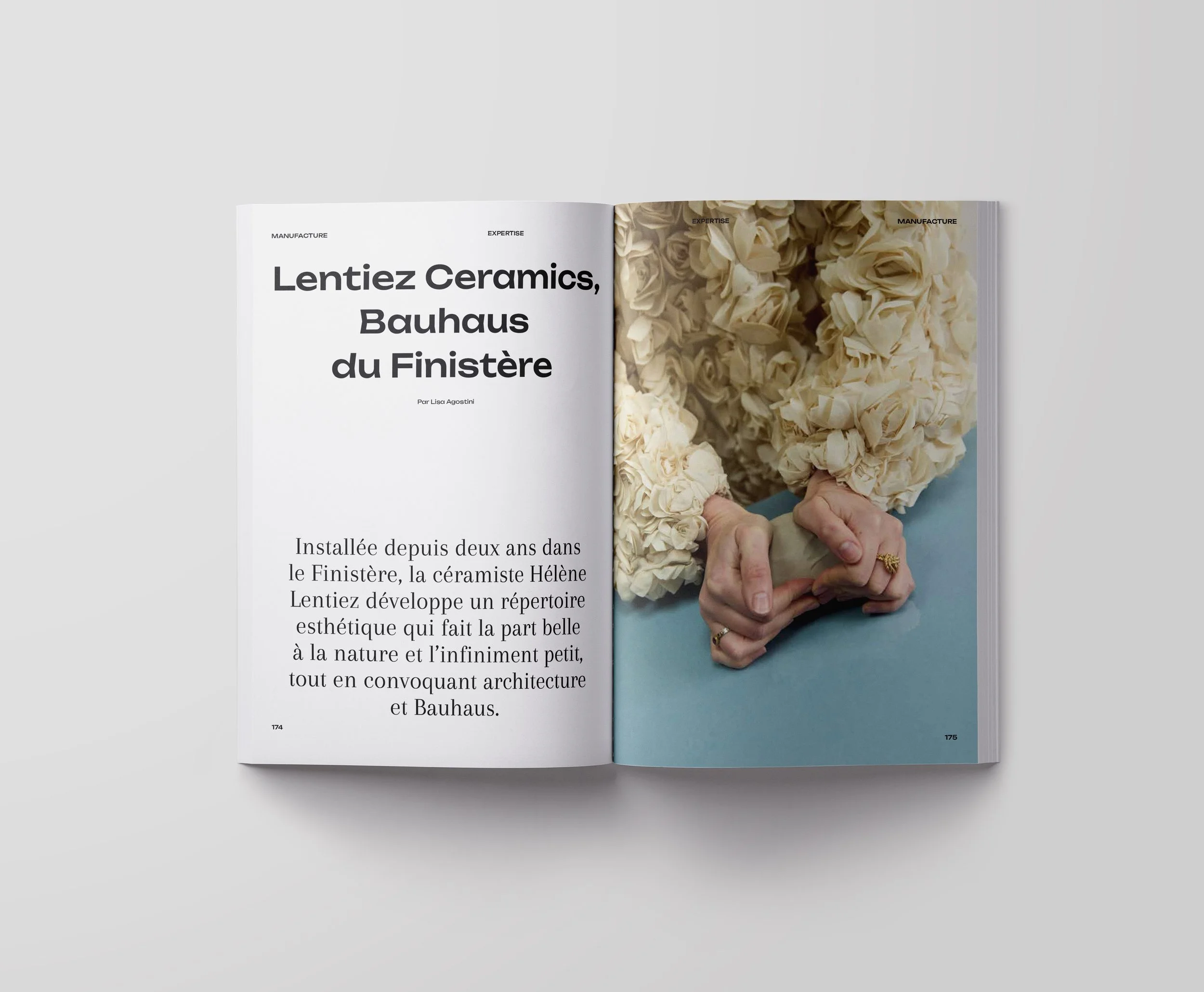 Page d'un magazine avec un article sur le ceramics, affichant un titre en français et une photo de mains tenant un objet en argile, entourées de fleurs en papier ou en tissu.