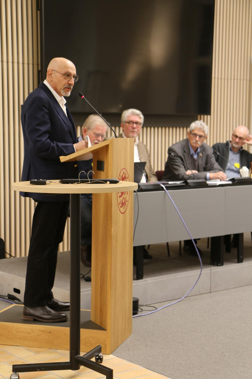 Hassassian på talerstol.png
