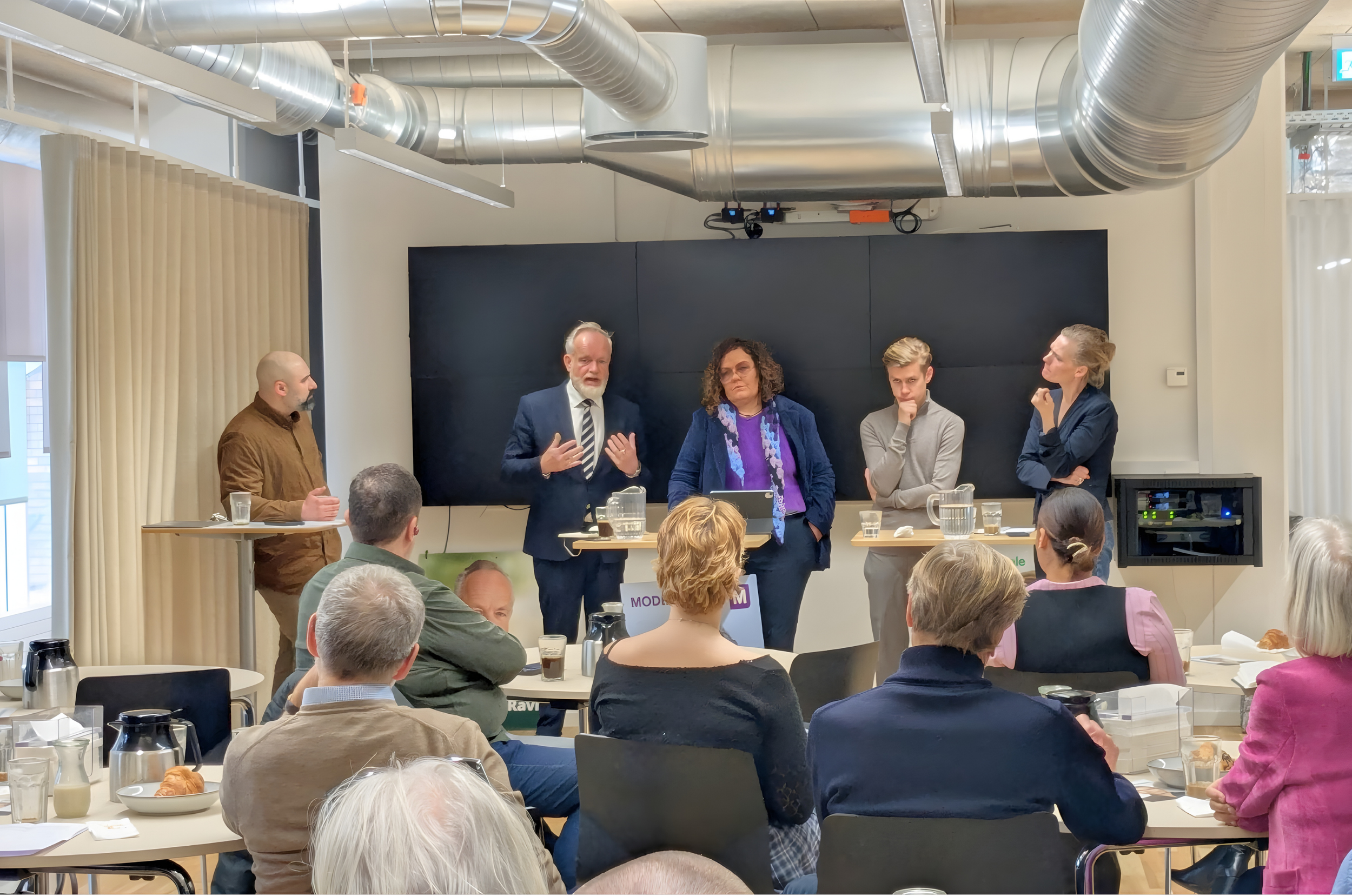 Morgenvalgmøde om folkeretten samlede engageret publikum i Ryparken