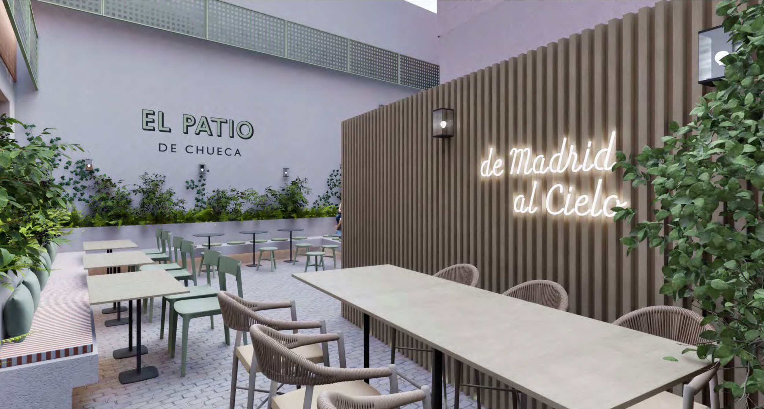 Un espacio de patio con mesas y sillas, decorado con plantas y paredes laterales de madera, con un letrero que dice 'El Patio de Chueca' y en una pared de la derecha un letrero de neón que dice 'de Madrid al Cielo'.