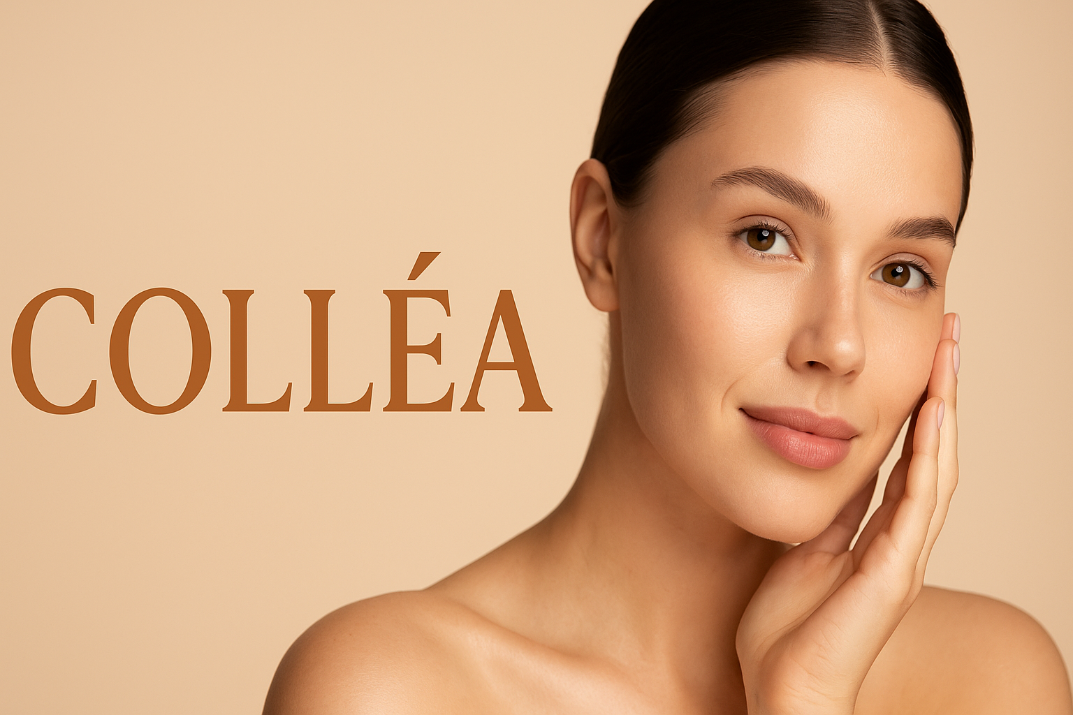 Nahaufnahme eines lächelnden jungen Frau mit makelloser Haut, berührt ihr Gesicht mit der Hand, vor hellem beige Hintergrund, mit dem Wort "COLLÉA" in braunen Buchstaben auf der linken Seite.