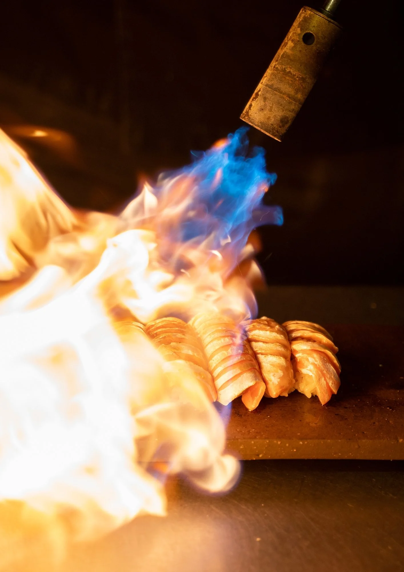 Halstrar lax nigiri.