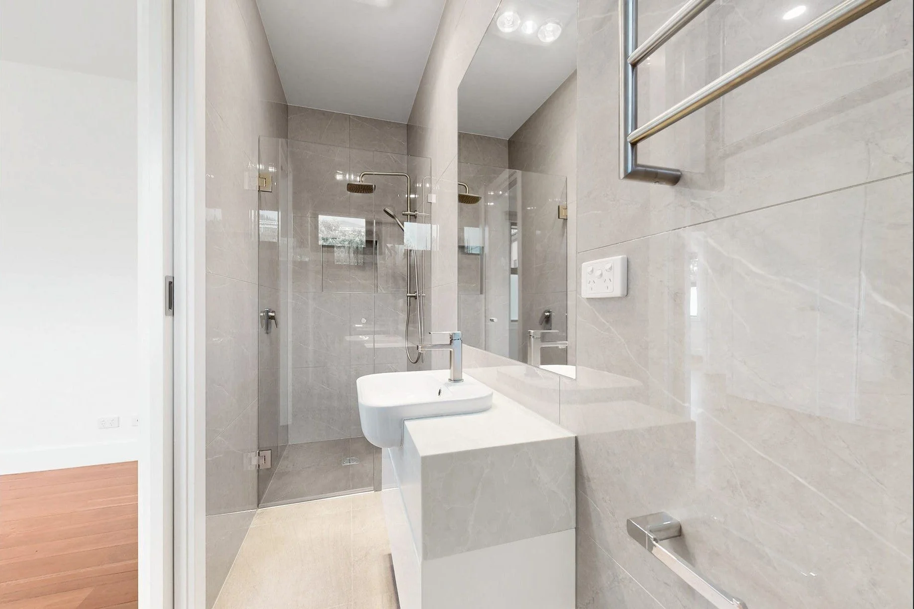 solaris-realty-residential-architecture-box-hill-south-project-cyndy-xin-li-shower.jpg