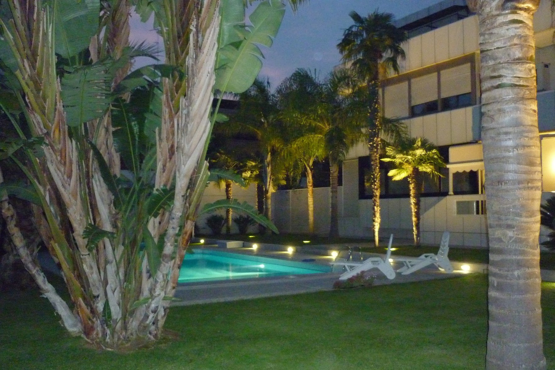 10f. Giardino retro sera.jpg