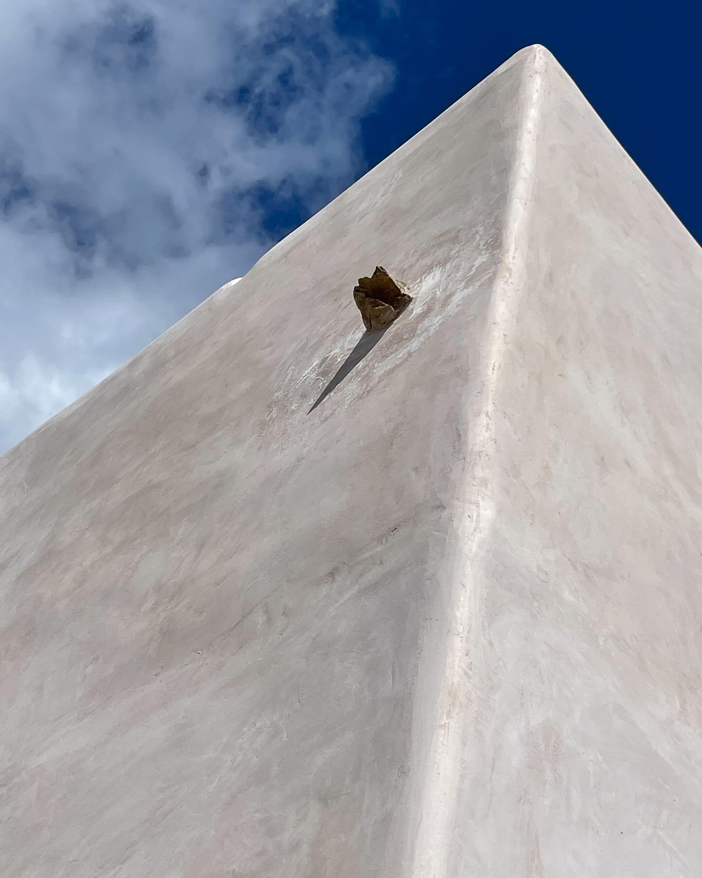 And the walls with their Mykonian rocks 🪨