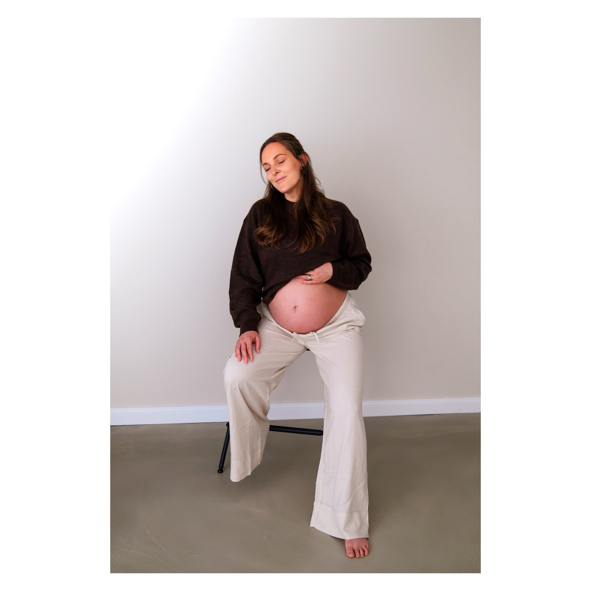 What a beautiful mom-to-be ✨💕 es dauert nicht mehr lang, bis das kleine Wunder da ist 🫶🏻 
&bull;
&bull;
&bull;
&bull;
&bull;

&bull;
&bull;
&bull;
&bull;
#shooting #photographer #babybauchshooting #momtobe #love
