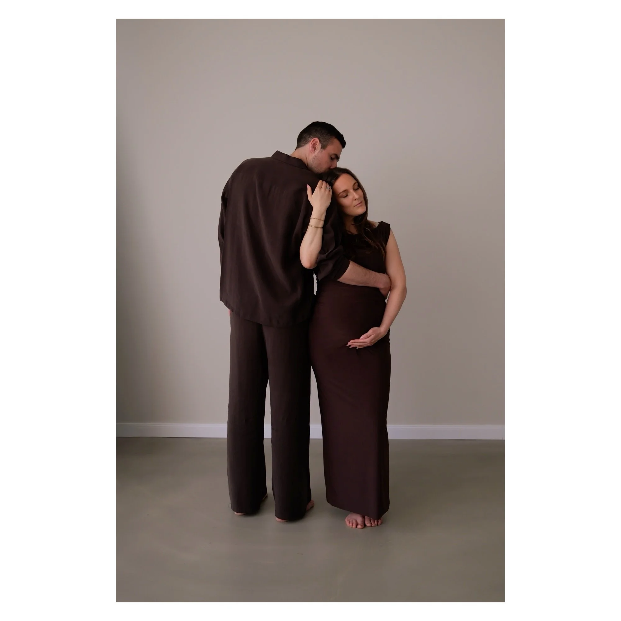 Throwback to our maternity shooting at @studio.lumiri 🤎✨
&bull;
&bull;
&bull;
&bull;
&bull;
&bull;
#shooting #photographer #babybauchshooting #coupleshoot #love