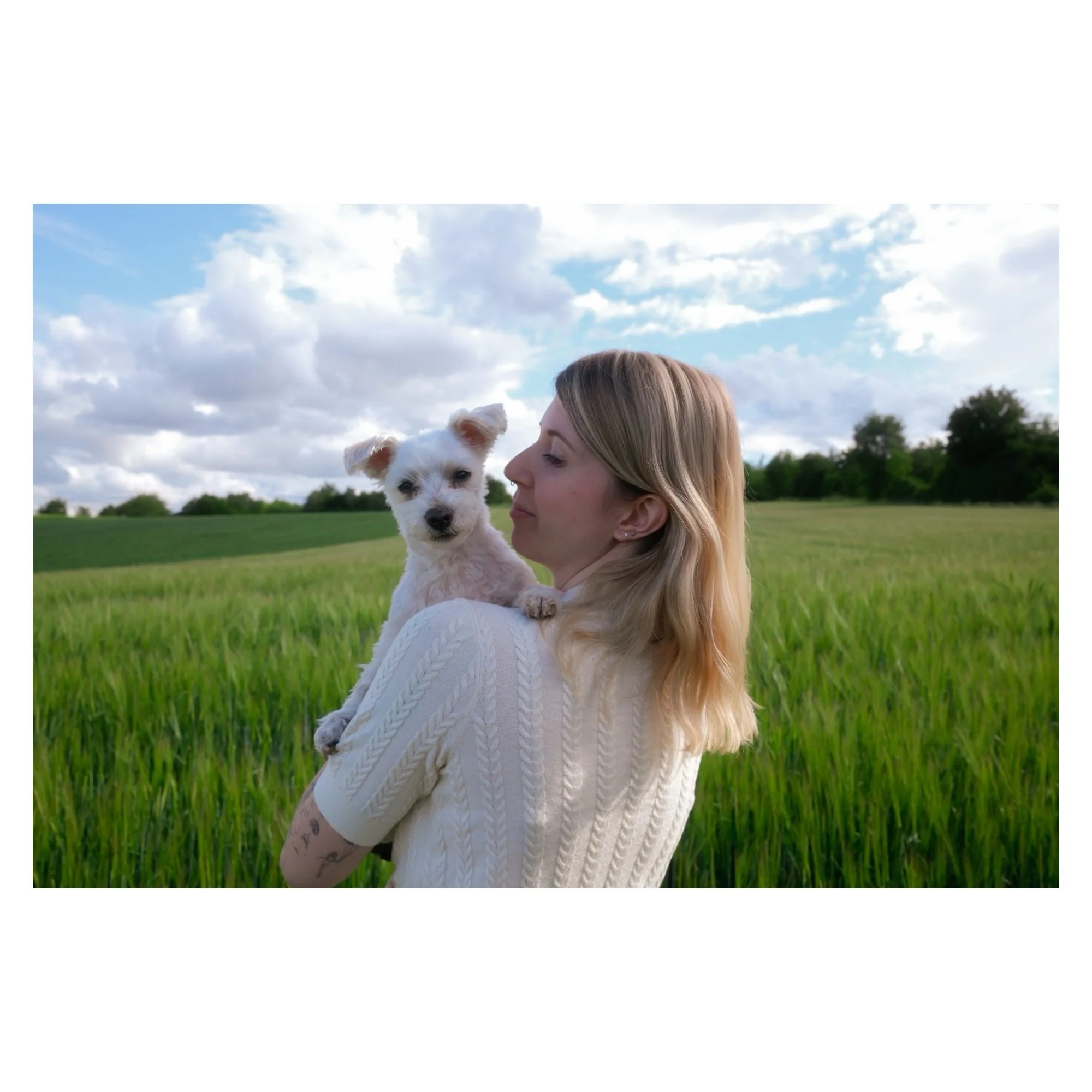 best friends 💕 @jenny.her_
&bull;
&bull;
&bull;
&bull;
&bull;
#shooting #photographer #dog #spring #love