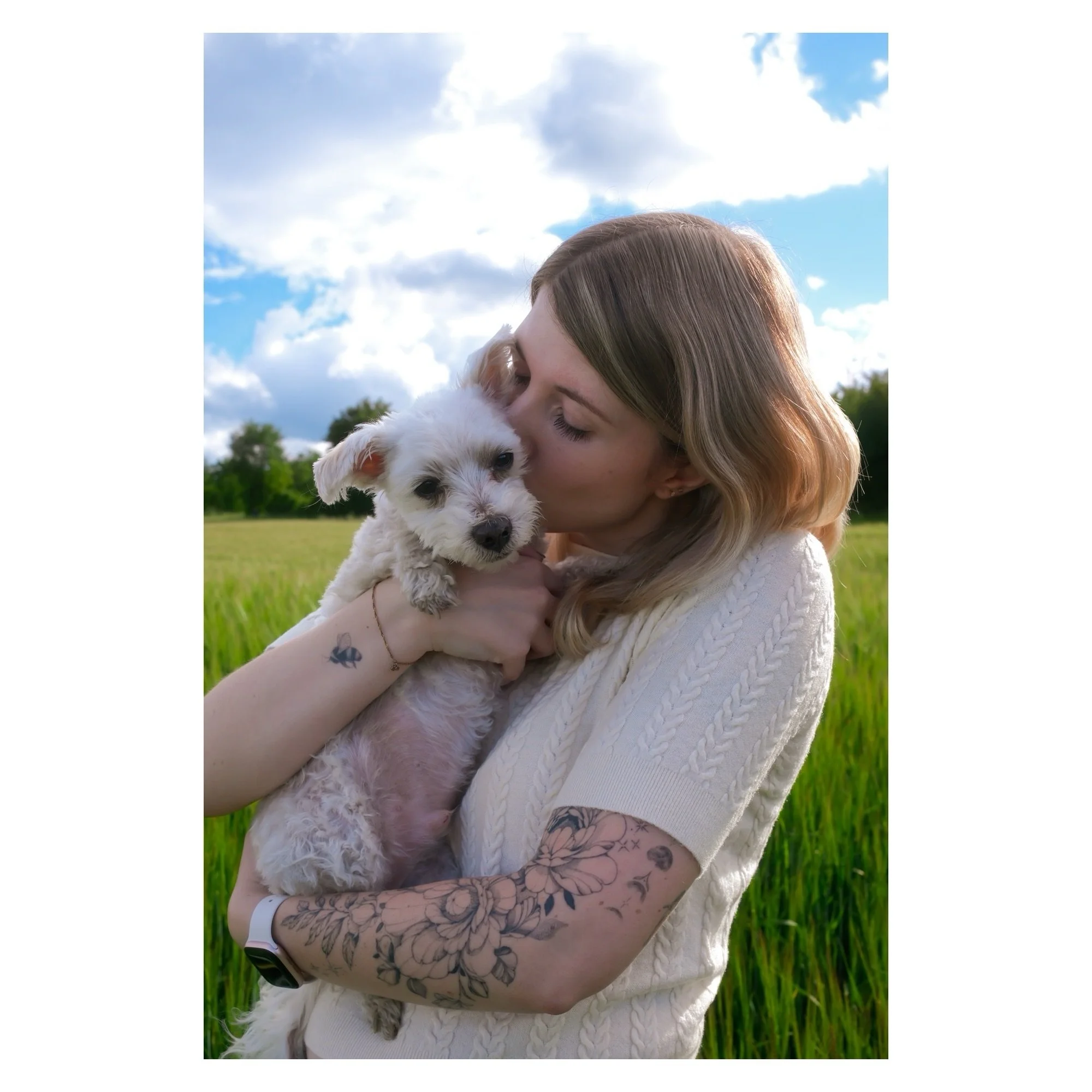 capturing love in its fluffiest form 🐾 

&bull;
&bull;
&bull;
#shooting #photographer #dog #spring #girl