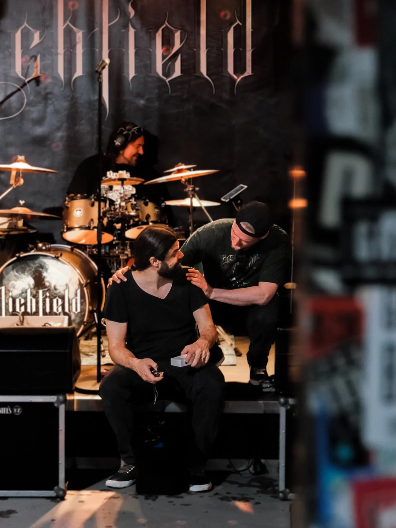 Backstage mit den Jungs von @lichfieldofficial 🖤 Bereit f&uuml;r alles, was noch kommt🤘🏼
&bull;
&bull;
&bull;
&bull;
#concertphotography #concert #fujifilm #lichfield #concertphoto