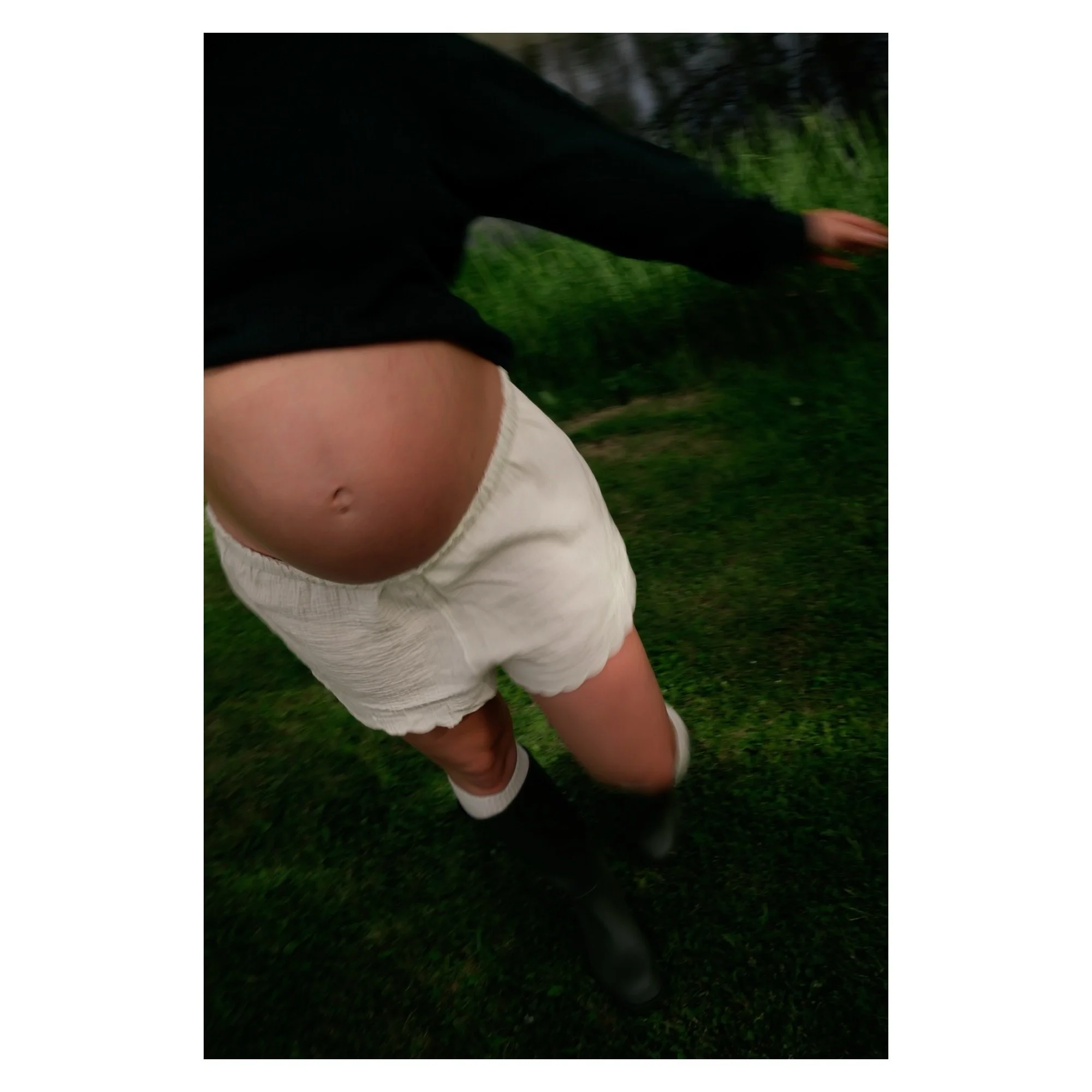 Caught in motion ✨
&bull;
&bull;
&bull;
&bull;
&bull;

#maternityphotos #motherhood #babyontheway #maternityphotographer #fujifilm