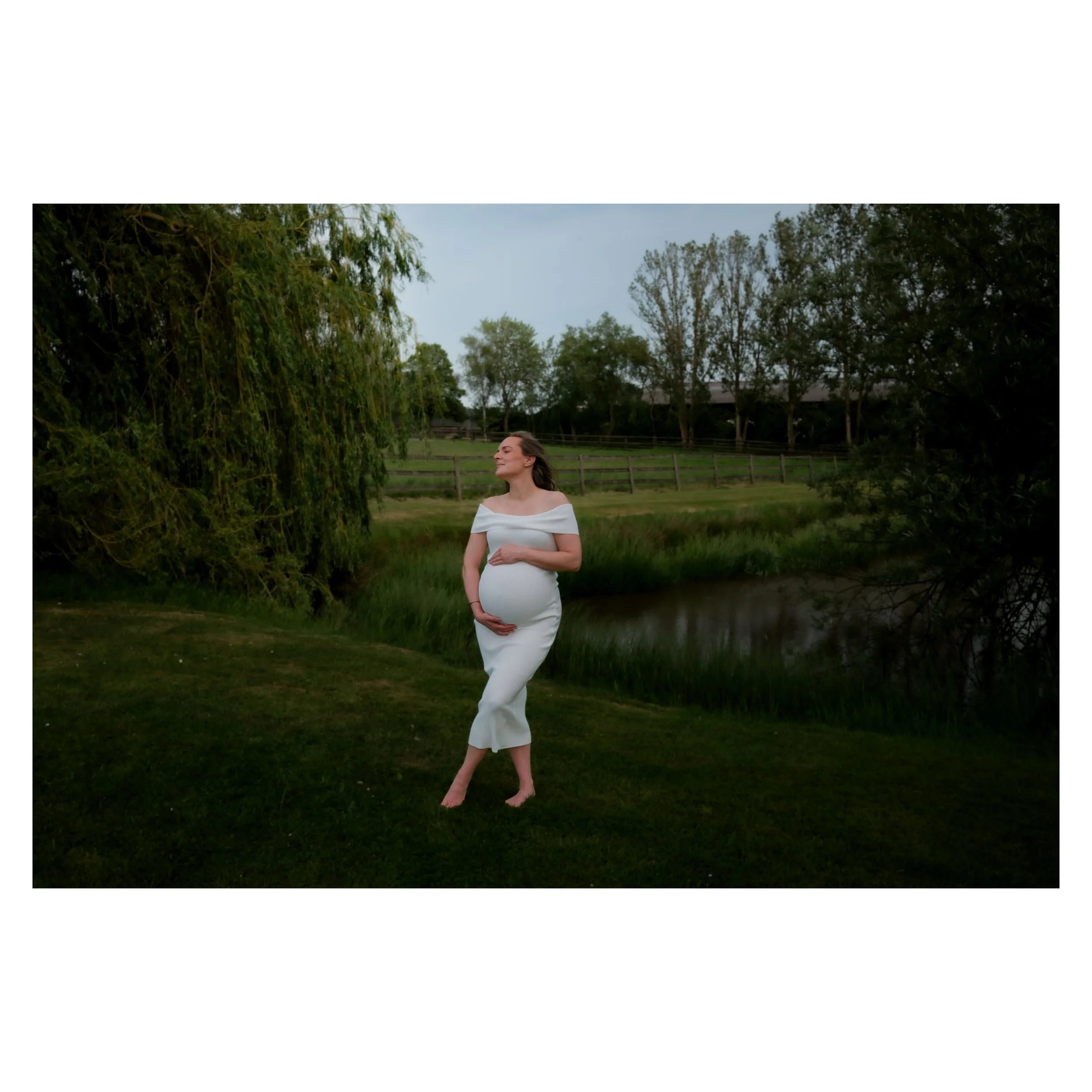Kann mich zwischen bunt und b/w einfach nicht entscheiden, sie sind beide so toll😭✨🤍 was gef&auml;llt euch besser?
&bull;
&bull;
&bull;
&bull;

#pregnancyphotoshoot #pregnant #photoshoot #fujifilm #photographer @fujifilmx.de @fujifilm.shooters