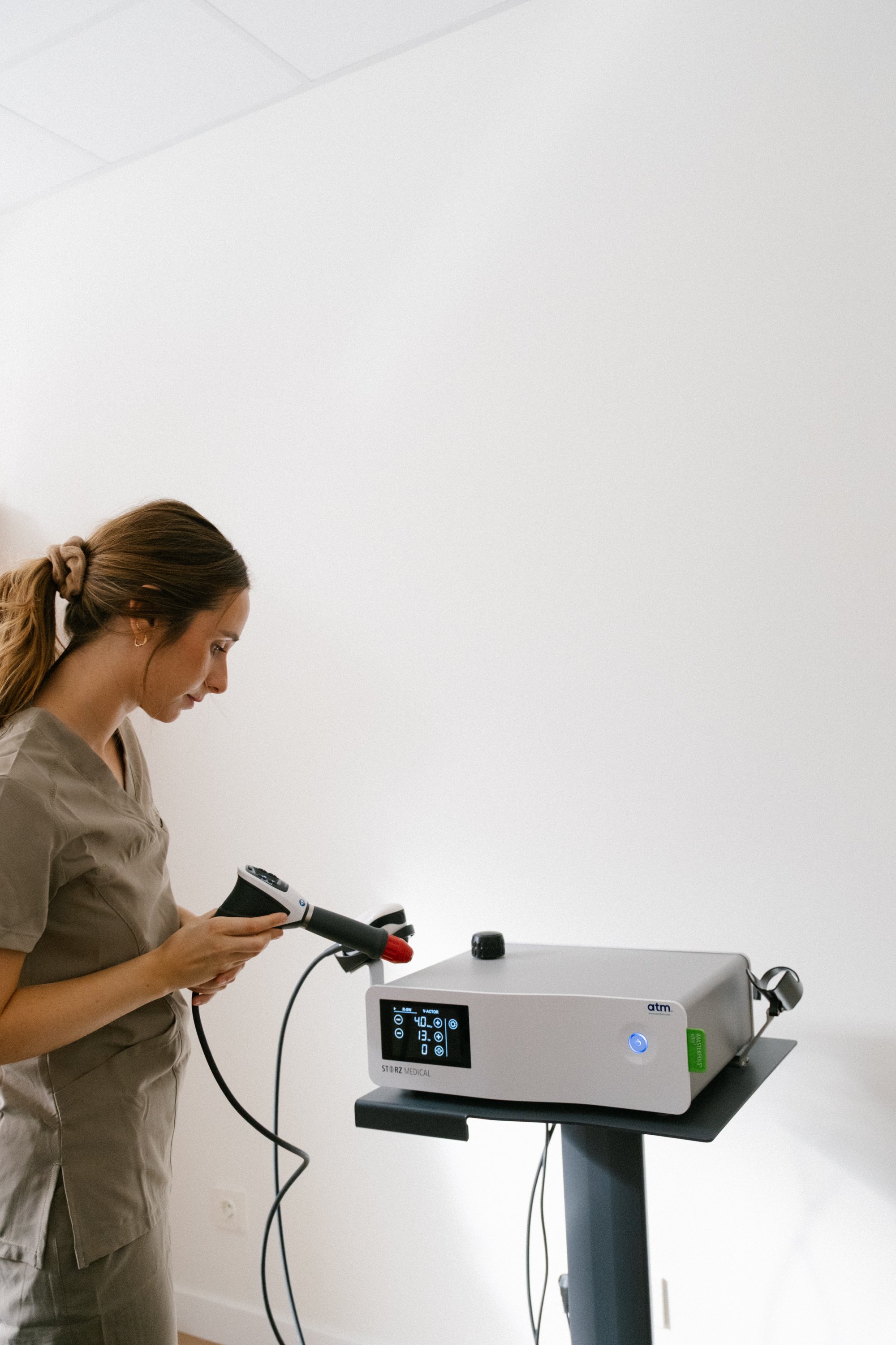 Médico usando un dispositivo médico en una estación de trabajo en una clínica u hospital