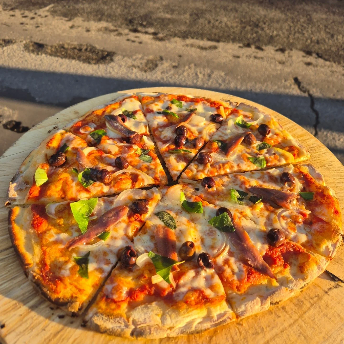 Oktoberpizzan &auml;r Sardeller, oliver, gull&ouml;k, basilika, tomats&aring;s och mozzarella!