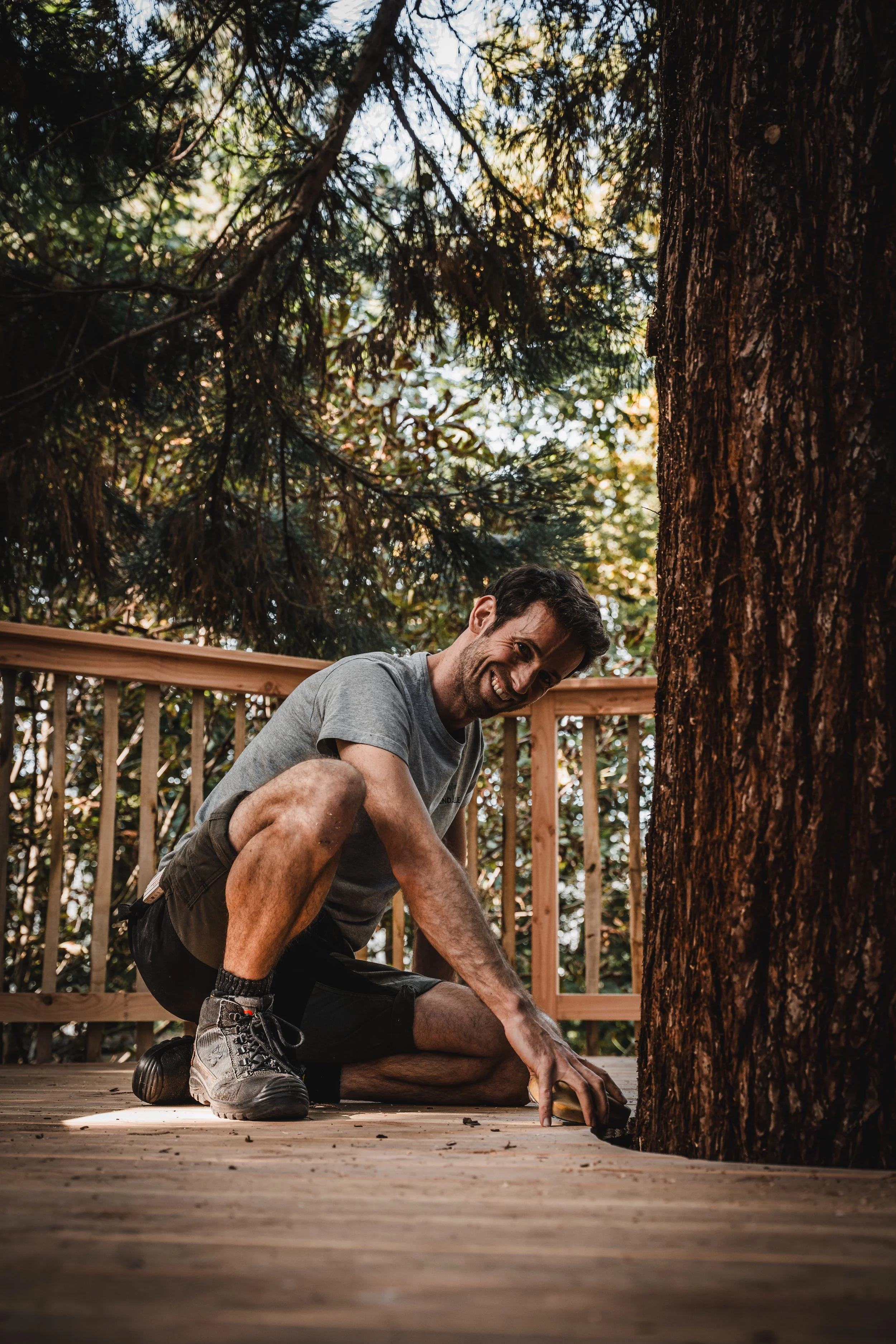 Ruben werkt aan de laatste details van het boomplatform.