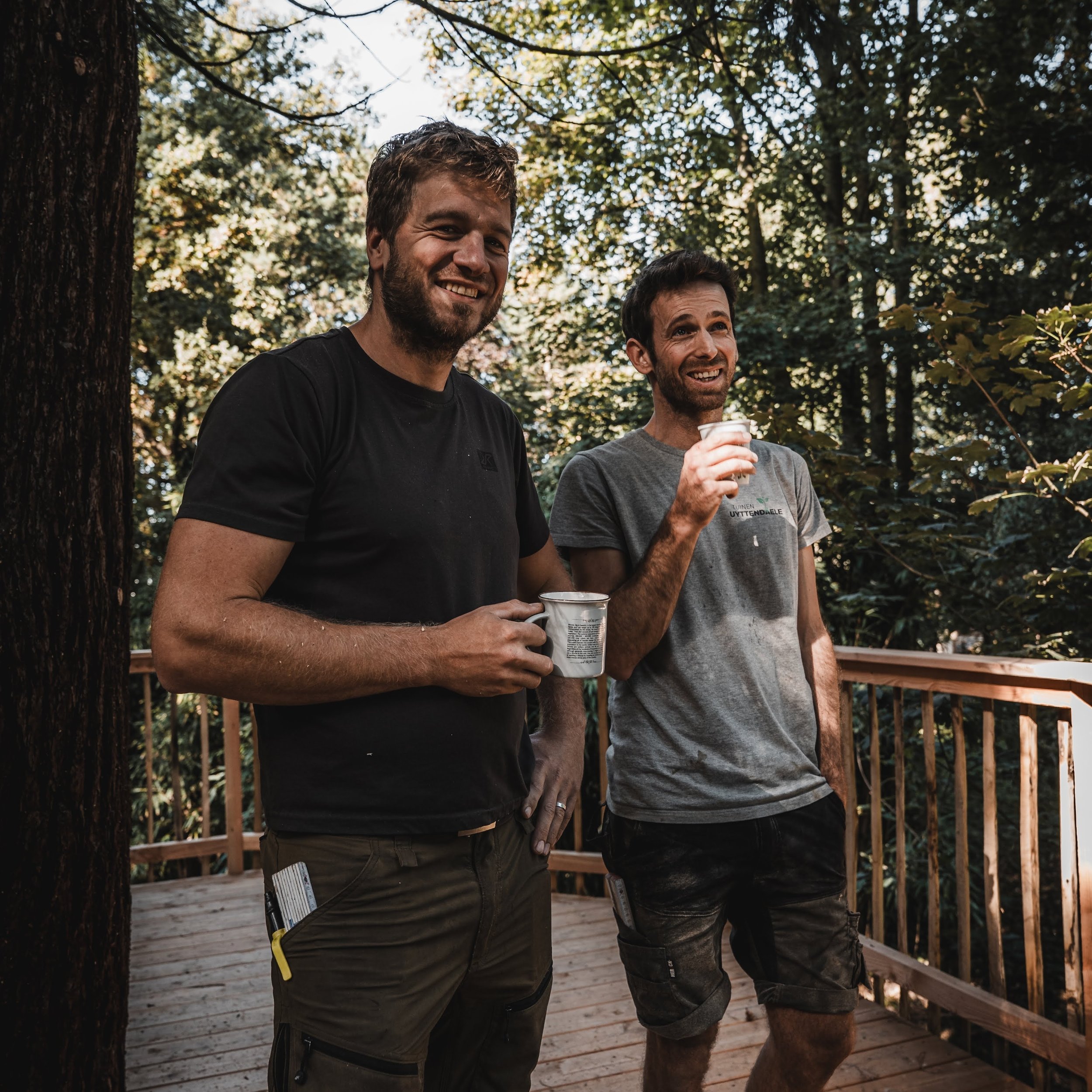 Welkom bij BOOMBAZEN. 
Wij zijn Ruben en Jens. Wij bouwen, lachen, zagen en dromen en soms drinken we ook gewoon koffie.