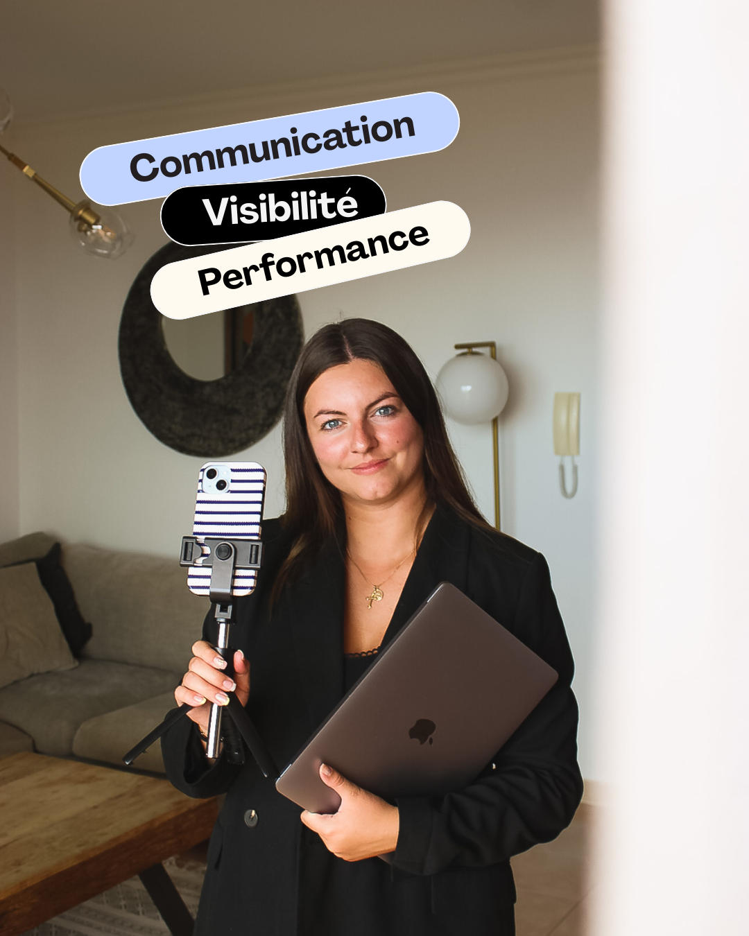 Une femme tenant un iPad et un téléphone fixé sur un trépied, avec des mots clés flottants: Communication, Visibilité, Performance.