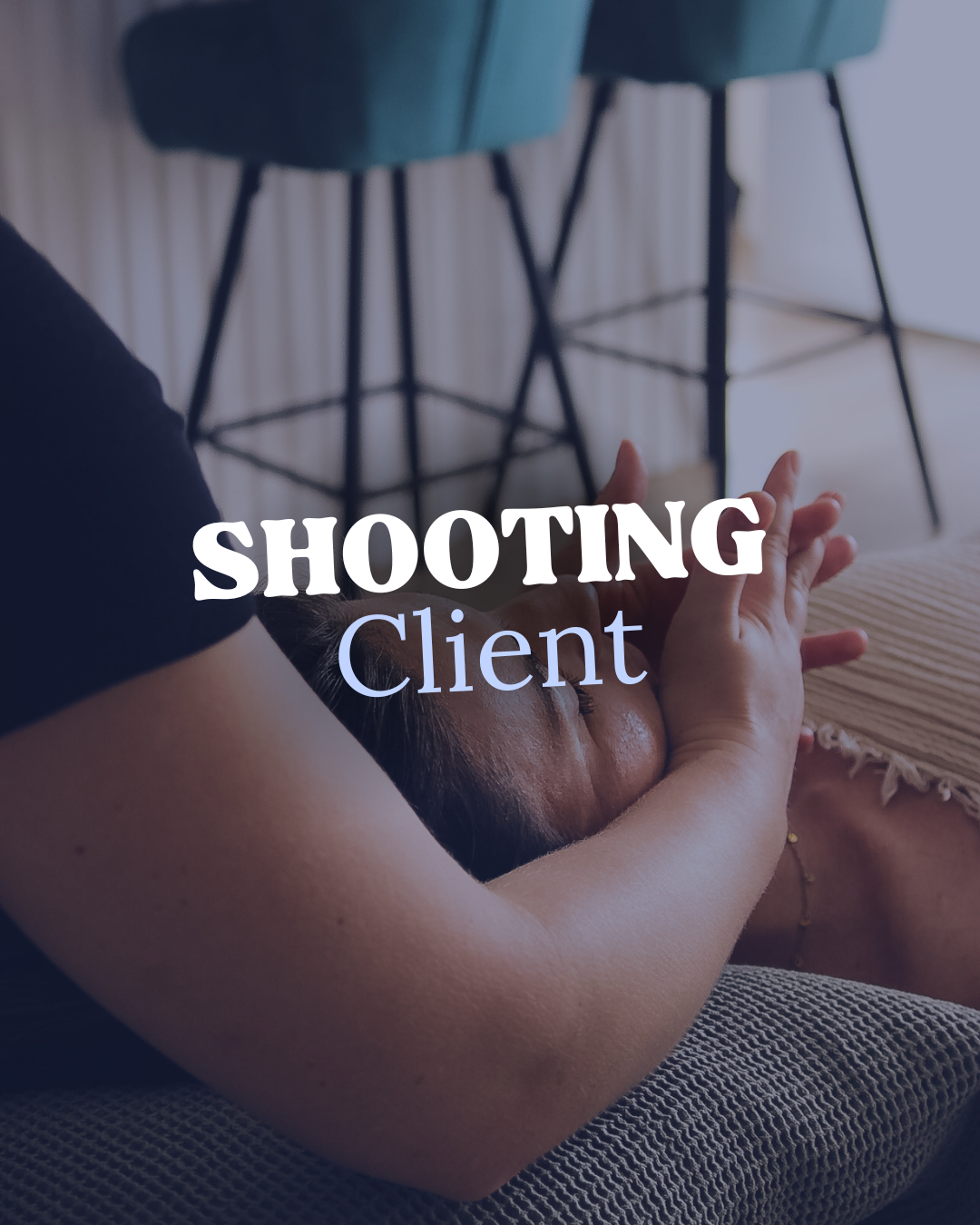 Une personne est allongée et reçoit un massage, avec le texte "SHOOTING Client" en surimpression.