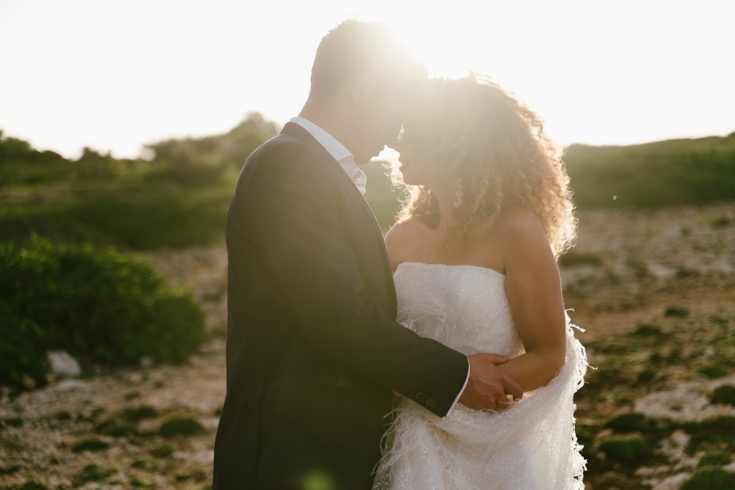 Hochzeitspaar auf Mallorca im Gegenlicht