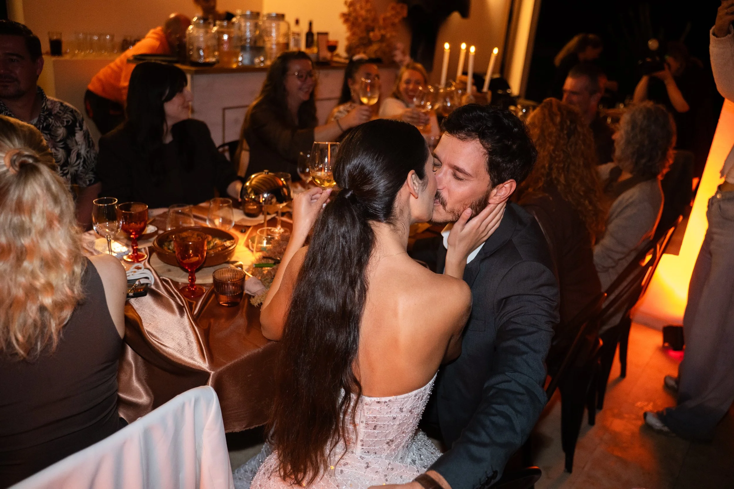 Brautpaar küsst sich hochzeit im Ausland