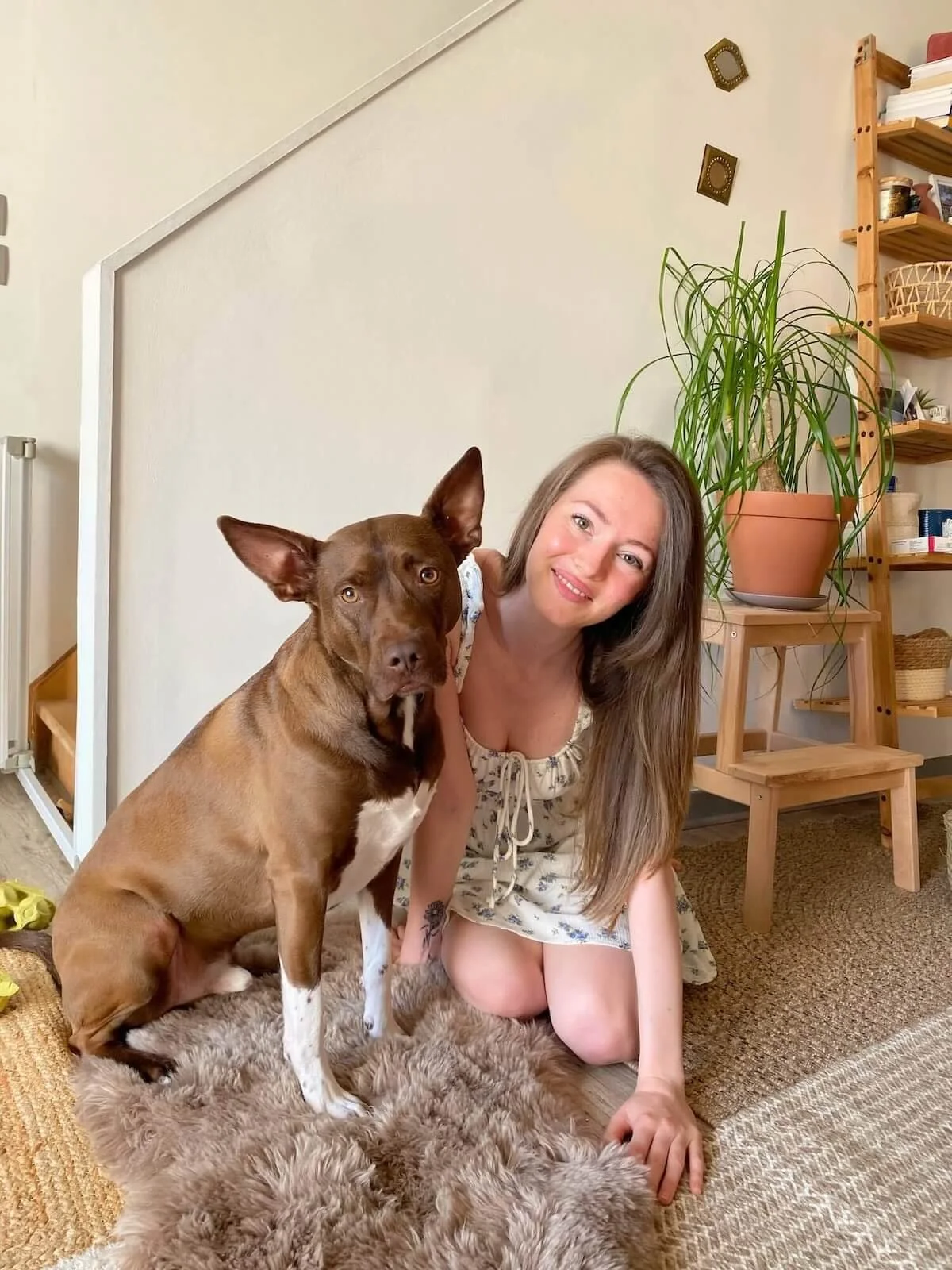 Manon Hénaux, comportementaliste canin, avec son chien Pepito