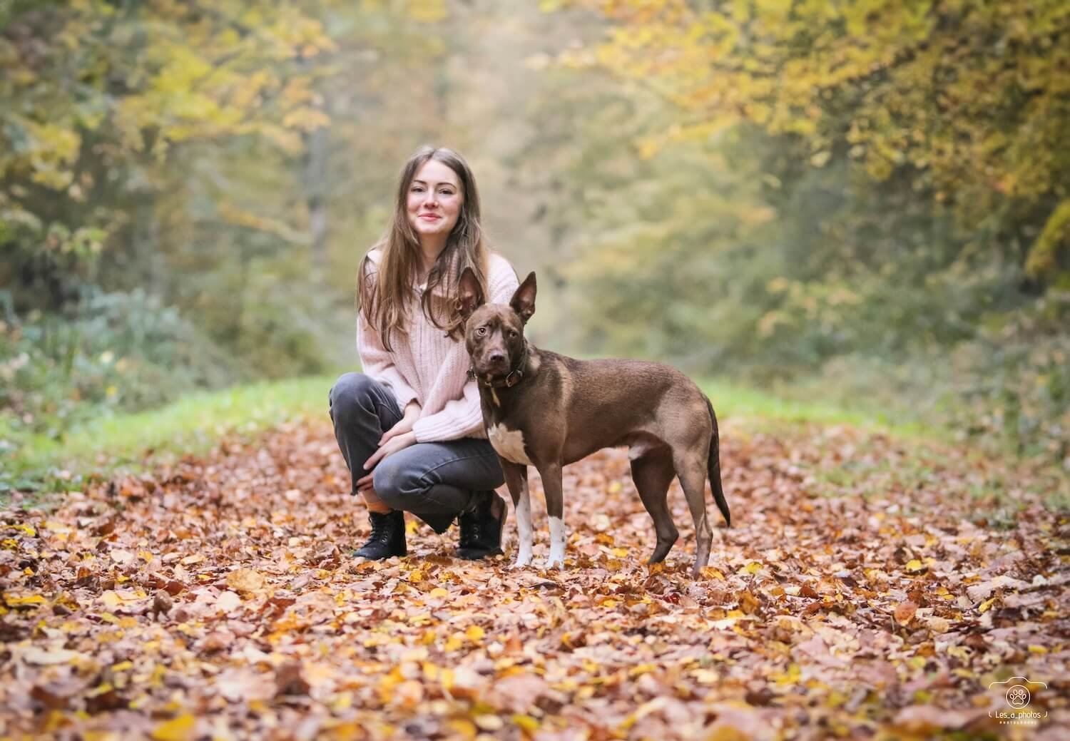 Manon Hénaux, comportementaliste canin et son chien, dans la nature