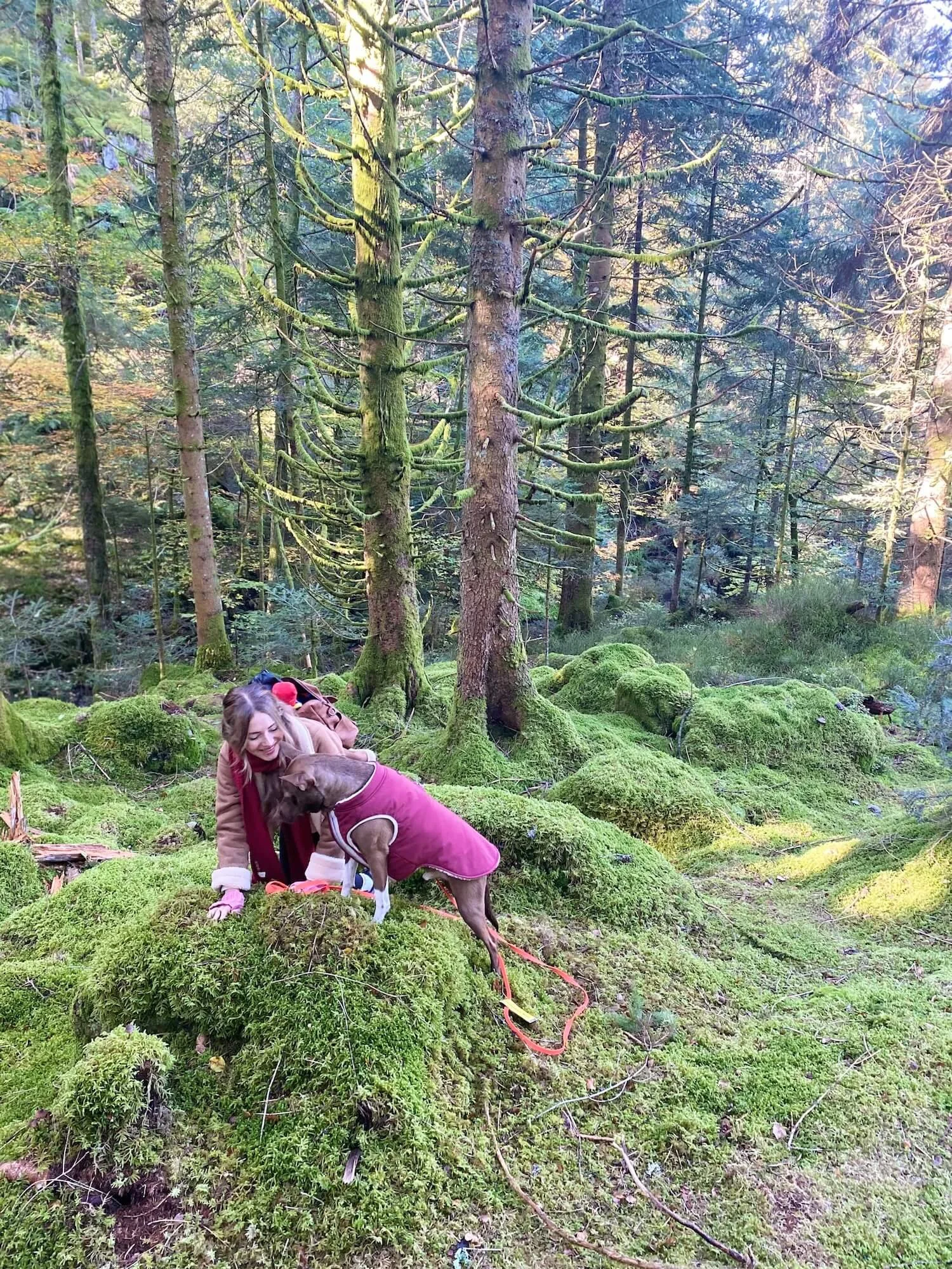 manon-et-son-chien-heureux-balade