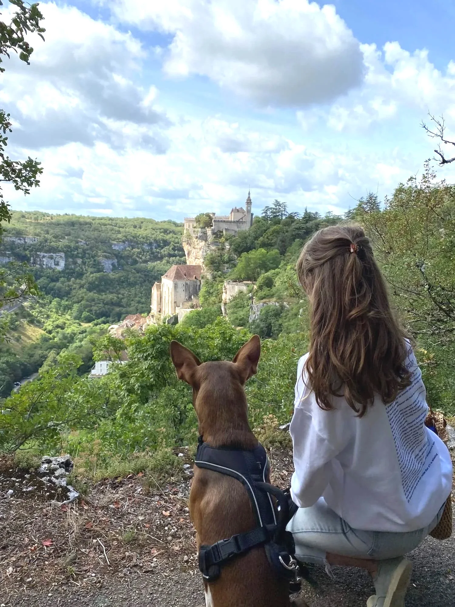 Manon Hénaux, comportementaliste canin, avec son chien Pepito