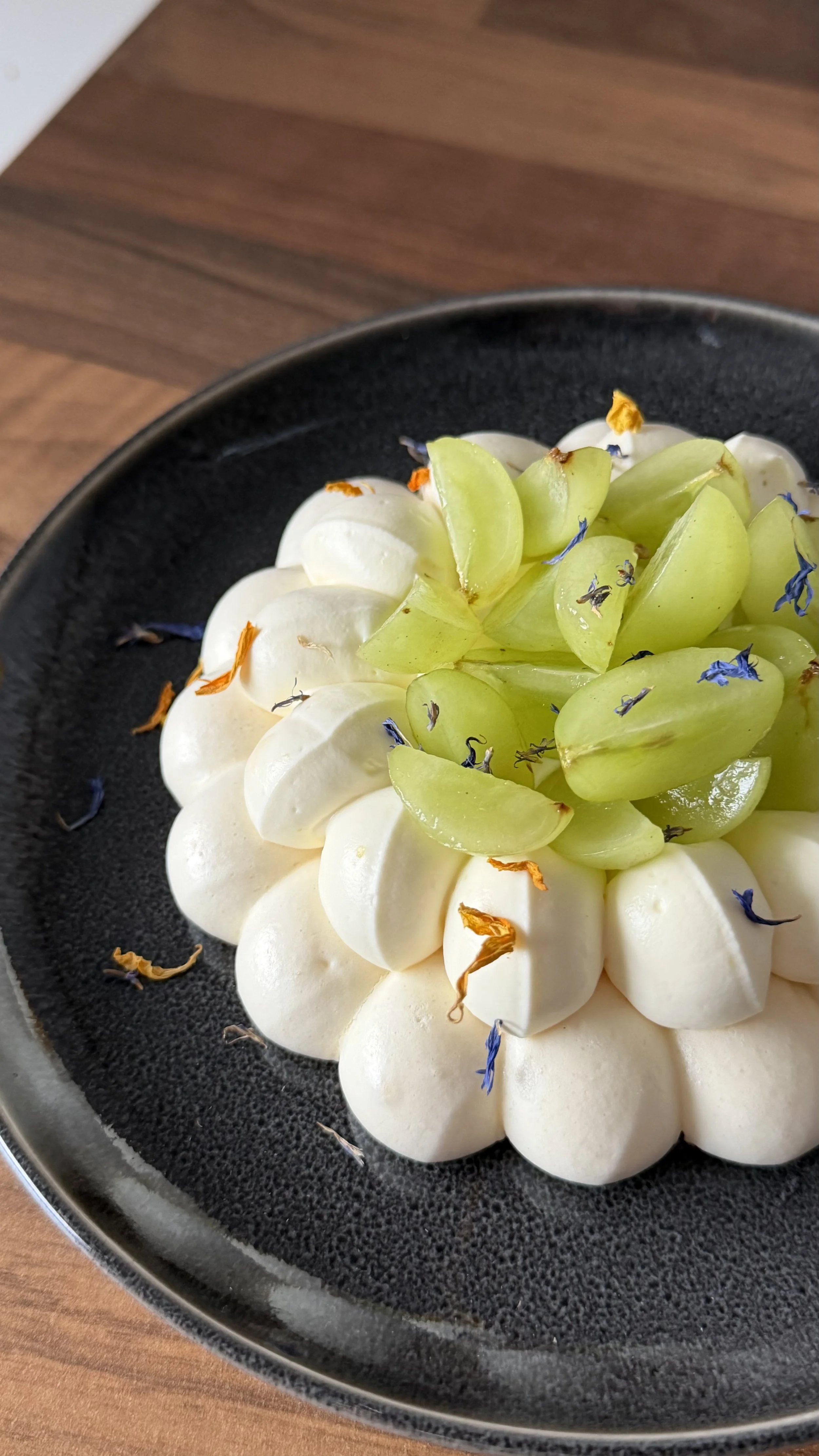 Grapes &amp; Riesling Pavlova