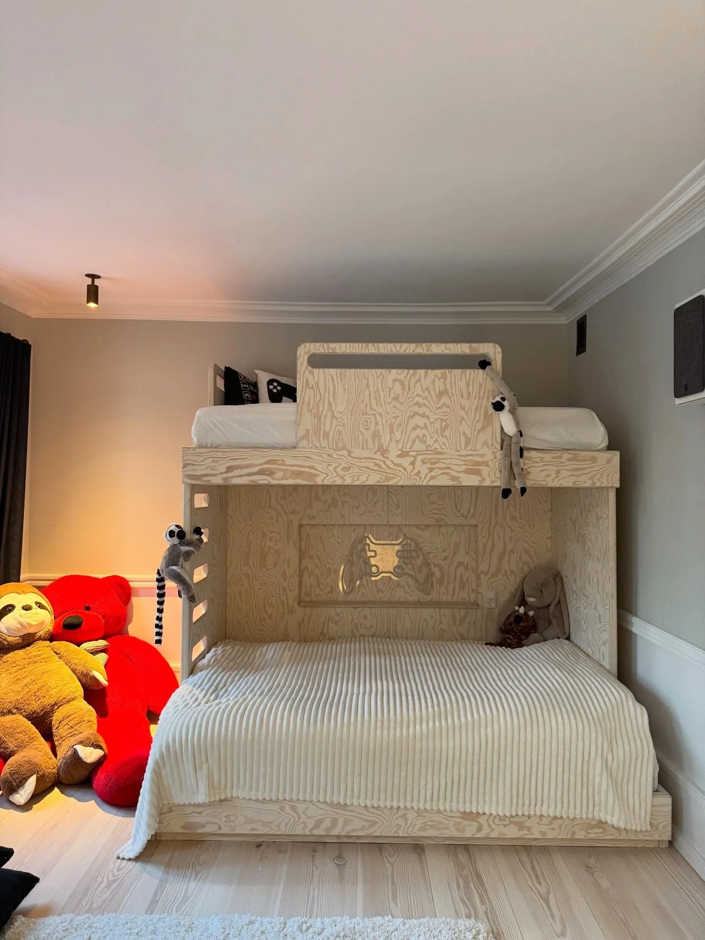 Sikke en rejse 💫 En k&oslash;jeseng var vores f&oslash;rste opgave i Lydholm Living. Men der skulle lige g&aring; nogle m&aring;neder f&oslash;r den kunne flytte til sit nye hjem grundet en k&aelig;mpe renovering. Den er nu f&aelig;rdig og st&aring;