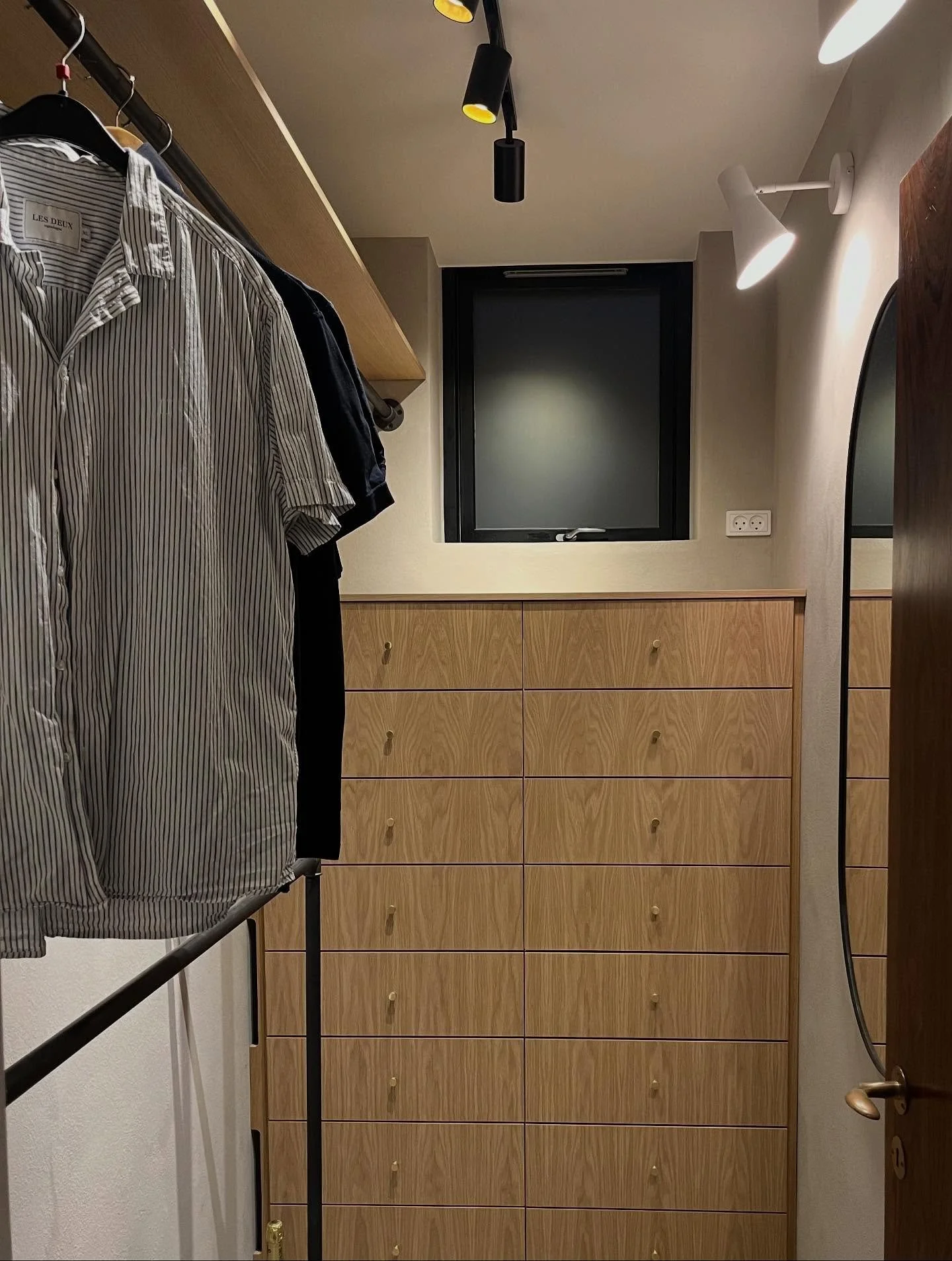 Et walk-in blev skabt med varme farver og eg, naturligvis 🪵🌱 En sv&aelig;vende hylde samt 16 snedkerlavede fronter til Ikea&rsquo;s Maximera skuffesystem.
Dette afsluttes med en topplade og tils&aelig;tninger i samme og med tanke for ventilation da