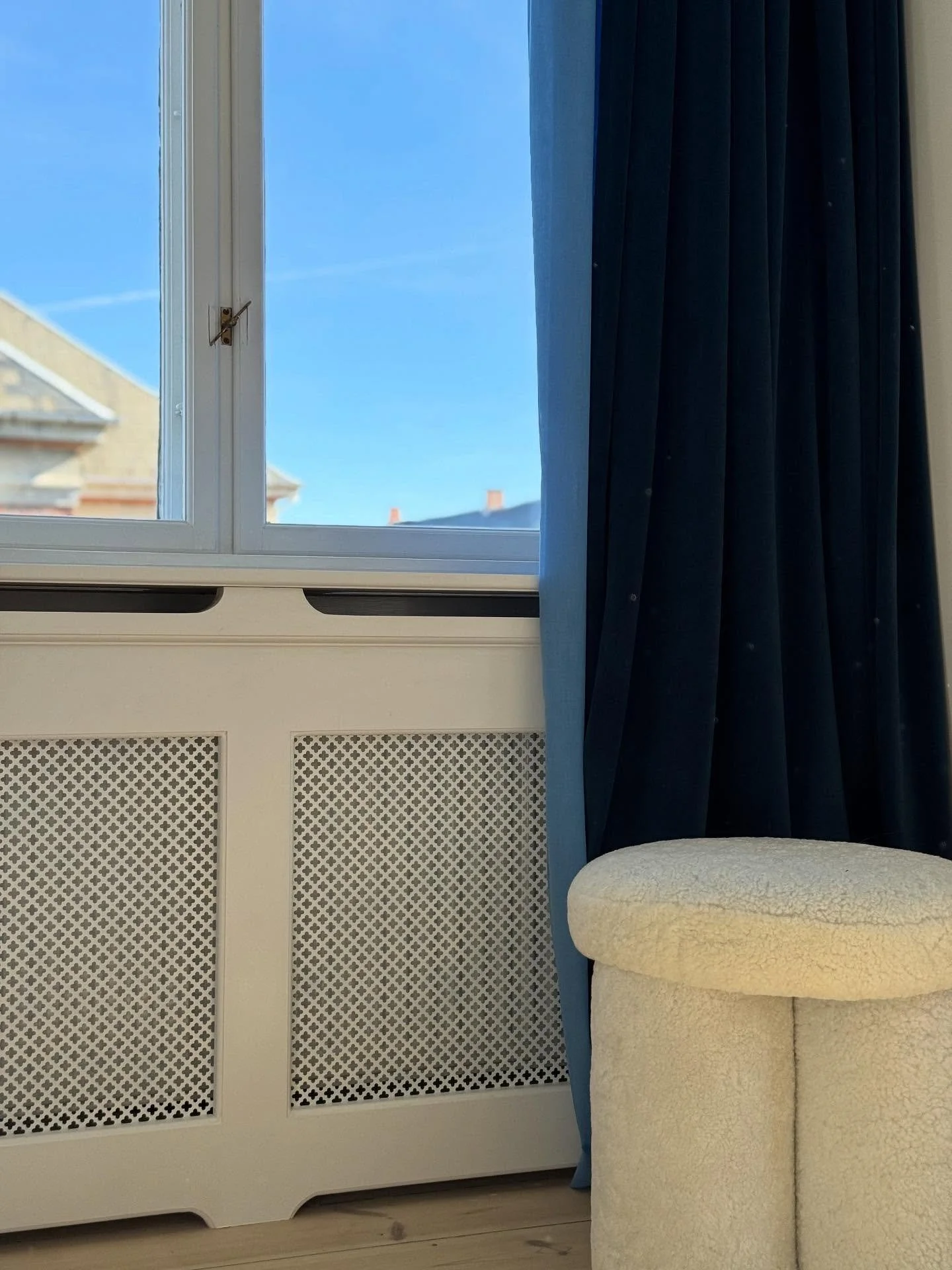 En smuk lejlighed p&aring; Frederiksberg er nu mere eller mindre f&aelig;rdig. Det blev til tre fine radiatorskjuler og &eacute;n r&oslash;rkasse. De er naturligvis lavet i samme stil som resten af lejligheden i herskabelig stil ✨🤎🛋️