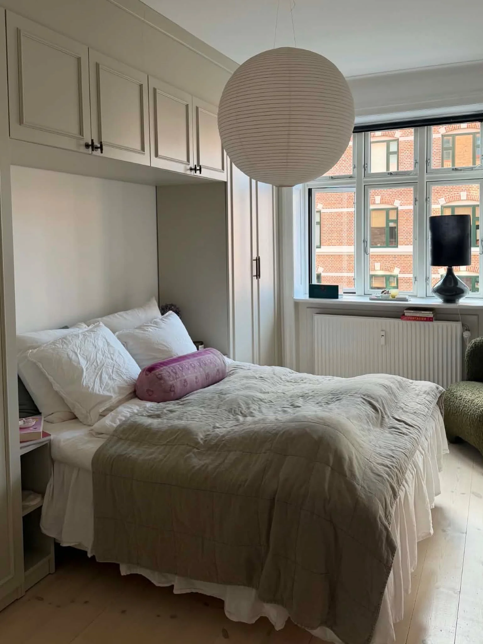 Hesteskoskabet er et popul&aelig;rt valg n&aring;r man skal frig&oslash;re gulvplads i et sovev&aelig;relse 🥳🌸💤 Et luftigt rum med en hyggelig hule-vibe n&aring;r man g&aring;r i seng, det kan man da kun blive glad for at at v&aring;gne op til☀️