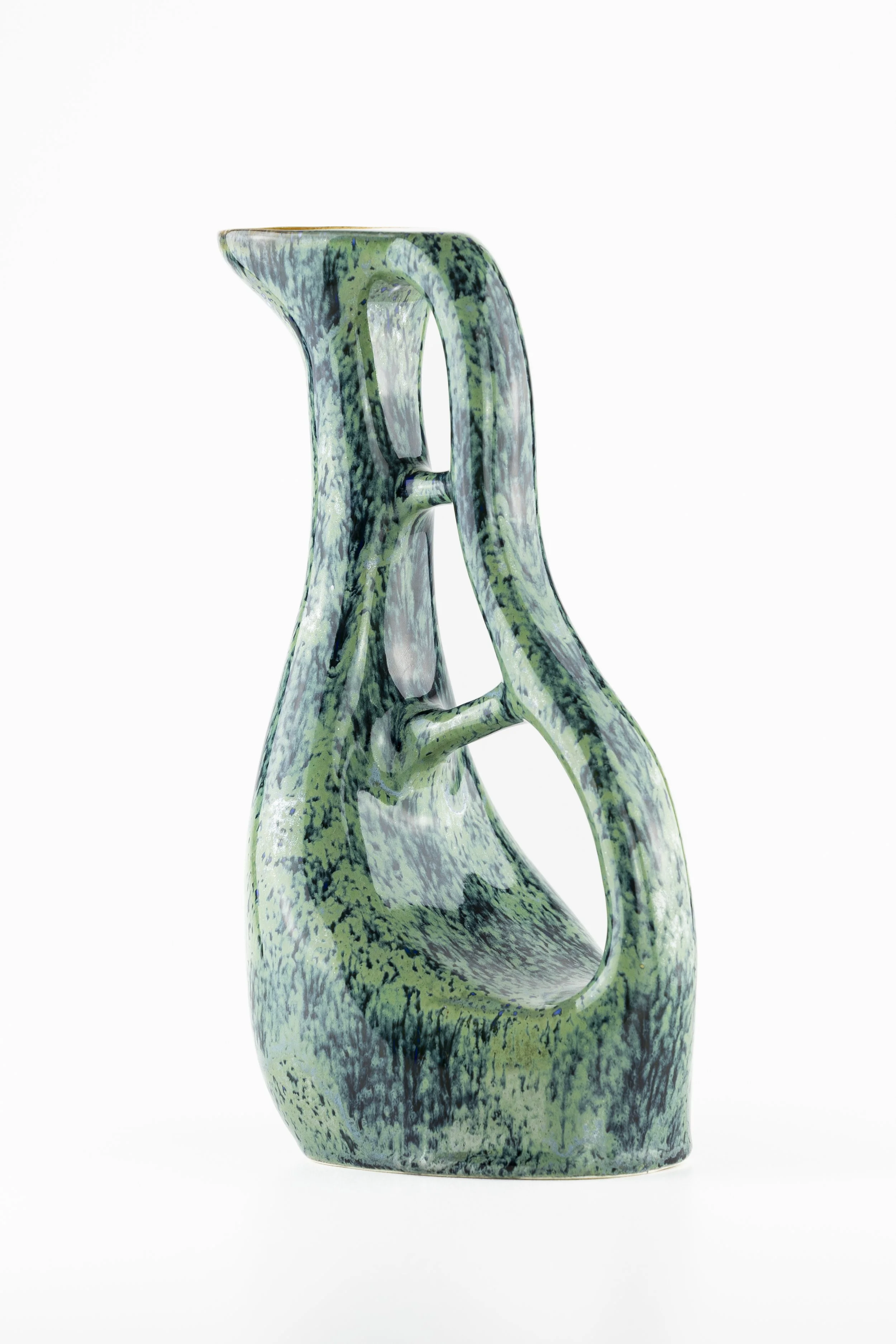 A sculptural ceramic piece by Scottish designer & maker, Arra Fletcher.