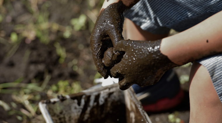Dirty hands playing in m