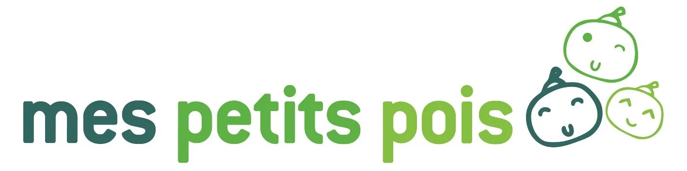 Logo avec le texte "mes petits pois" et trois petits pois illustrés avec des visages souriants, un de face, le deuxième diagonale haut et le troisième diagonale bas.