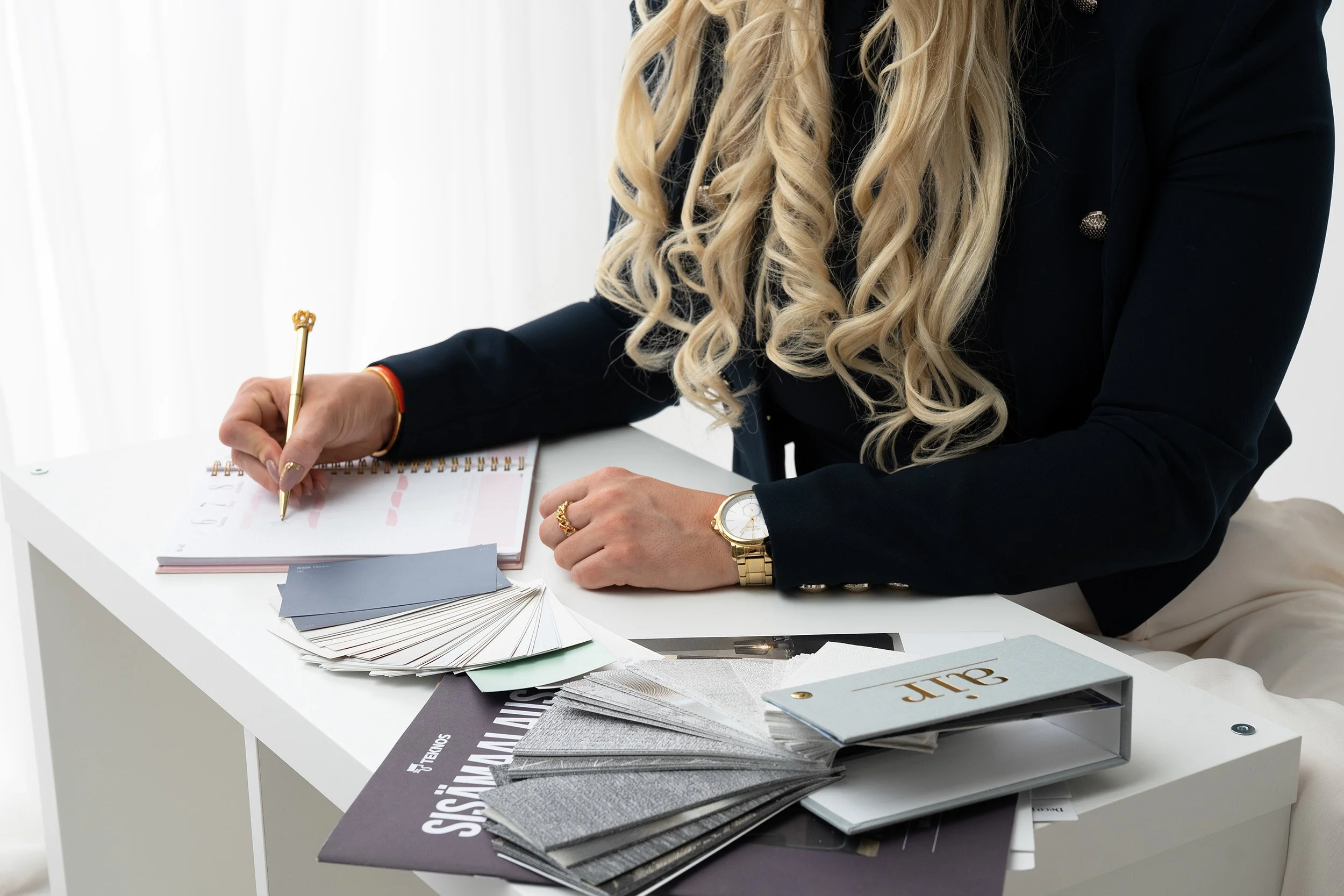 Annika kirjoittaa muistiinpanoja