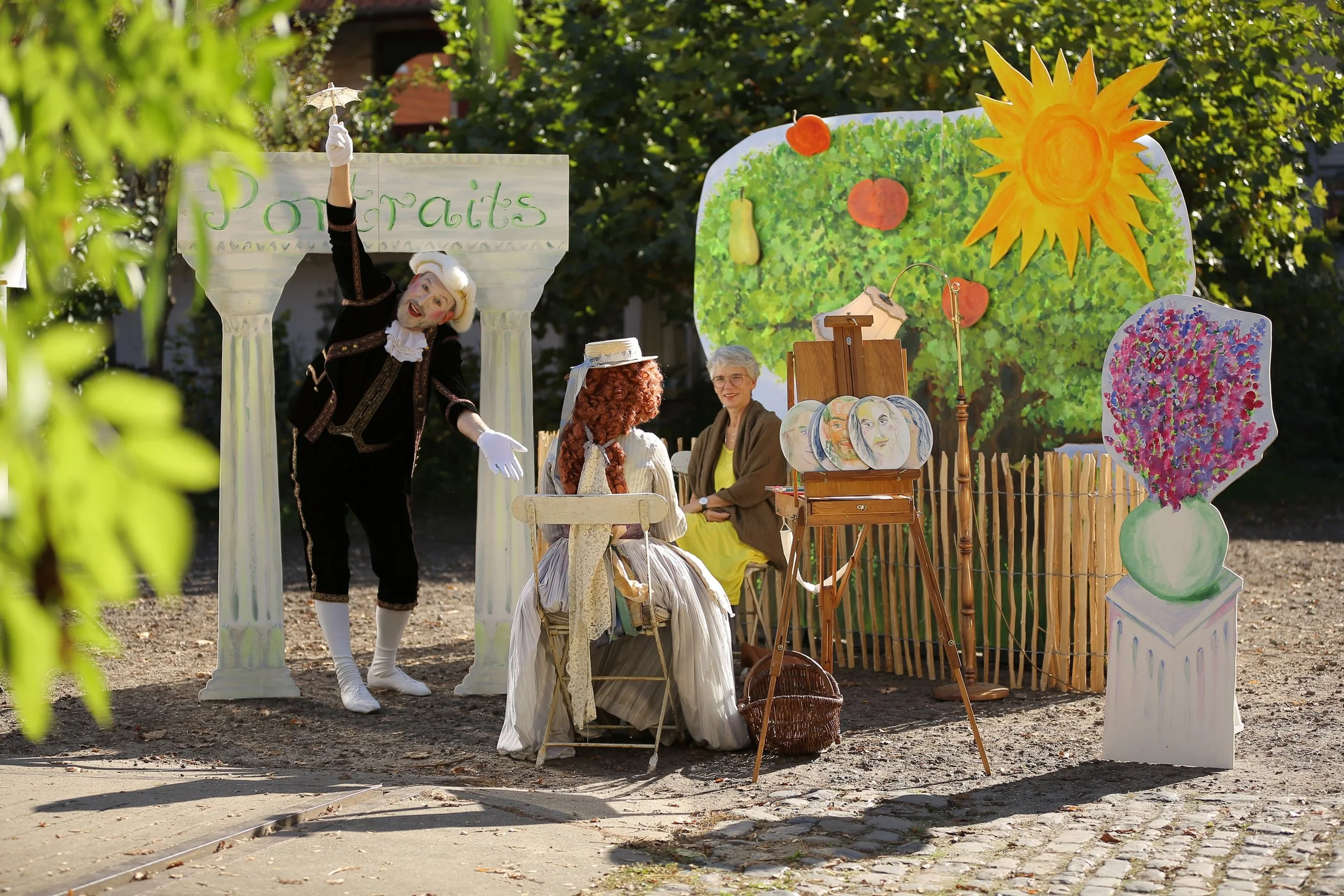 Thema Puppentheater, Straßenkünstler, Straßenkunst, Straßenkunst mit Puppen, bunte Puppen, Puppenspiel, Straßenkunst mit bunten Legenden, Puppen auf Bühne, Puppen mit Kunst, Puppen, Straßenkünstler im Freien, Straßentheater, Puppentheater im Freien