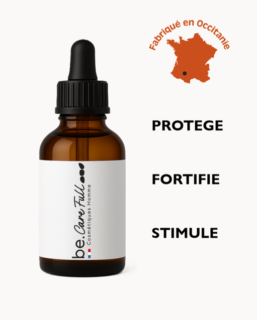 Une bouteille en verre brun avec un compte-gouttes, étiquetée 'be Cave Full... Cosmétiques Home'. En haut à droite, une carte de France en orange avec l'inscription 'Fabriqué en Occitanie'. À droite de la bouteille, les mots 'PROTÈGE', 'FORTIFIE' et 'STIMULE' sont écrits en noir.