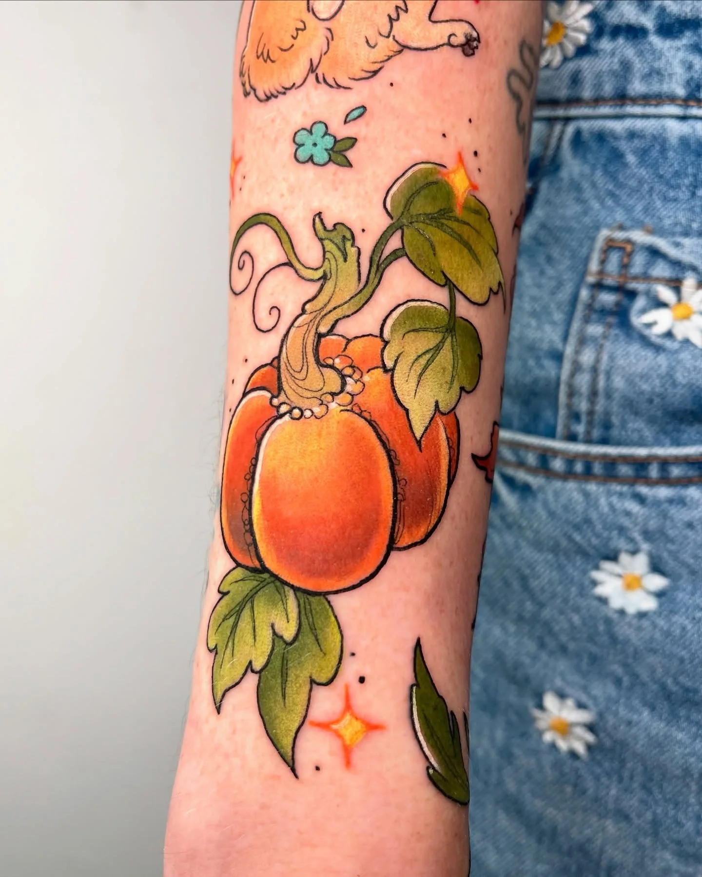 Une jolie citrouille sur mesure pour combler le dernier espace  du poignet de Cassandra ✨

si tu veux un tatouage trop cool, envoie-moi ta demande via mon formulaire, le lien est dans ma bio 💌

Il te faudra obligatoirement : 
- Une id&eacute;e, un e