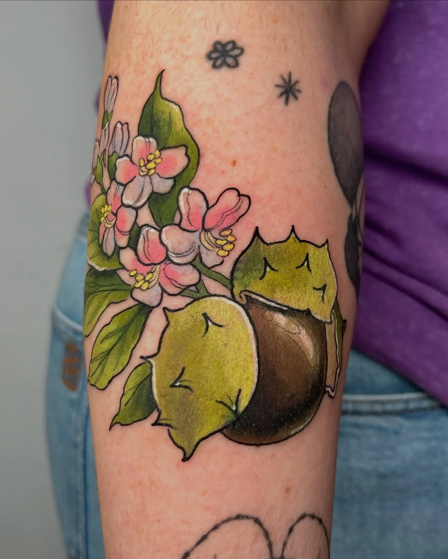 Branche de ch&acirc;taignier gliss&eacute;e entre les autres pi&egrave;ces de Camille&hellip; avec fleurs, bogue et feuilles. Et si tu regardes bien, tu devineras peut-&ecirc;tre ce qui se cache dessous parceque c&rsquo;est un cover ✨

si tu veux un 