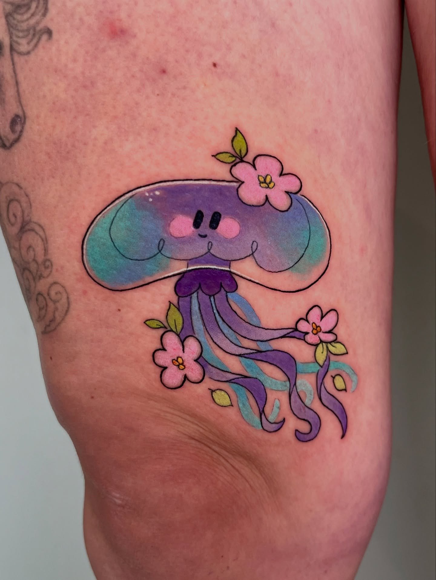 Merci encore Aurore d&rsquo;avoir adopt&eacute; cette petite m&eacute;duse choupi ! 

si tu veux un tatouage trop cool, envoie-moi ta demande via mon formulaire, le lien est dans ma bio 💌

Il te faudra obligatoirement : 
- Une id&eacute;e, un emplac