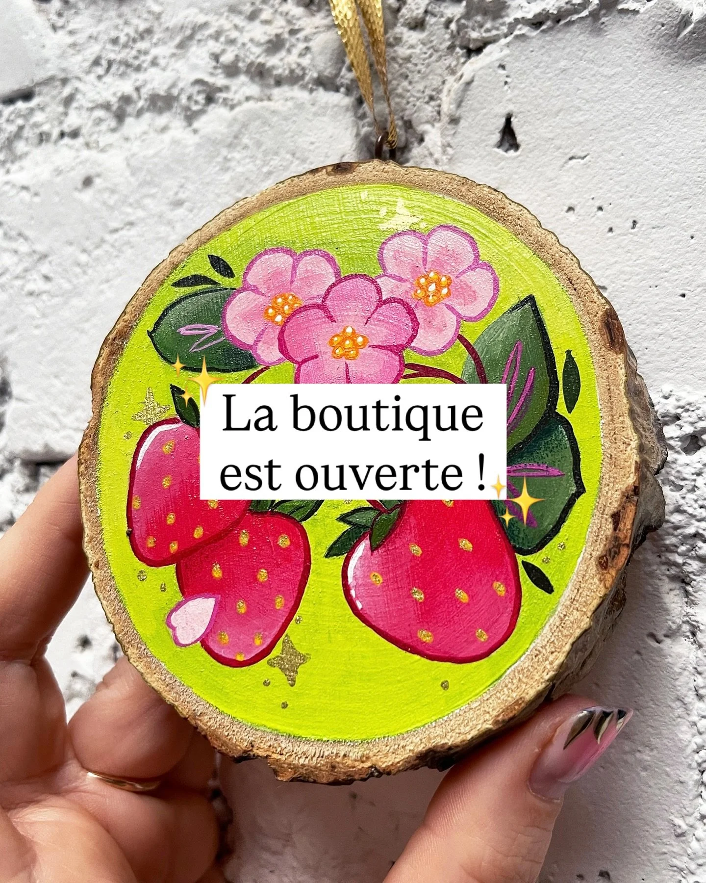 Est-ce un miracle que tu vois passer ? 😍

Tu ne r&ecirc;ves pas, ma boutique ouvre juste &agrave; temps pour No&euml;l ! 
Je suis hyper contente de l&rsquo;avoir remplie de jolies choses &agrave; offrir pour toi ou tes proches. 

Des id&eacute;es ca