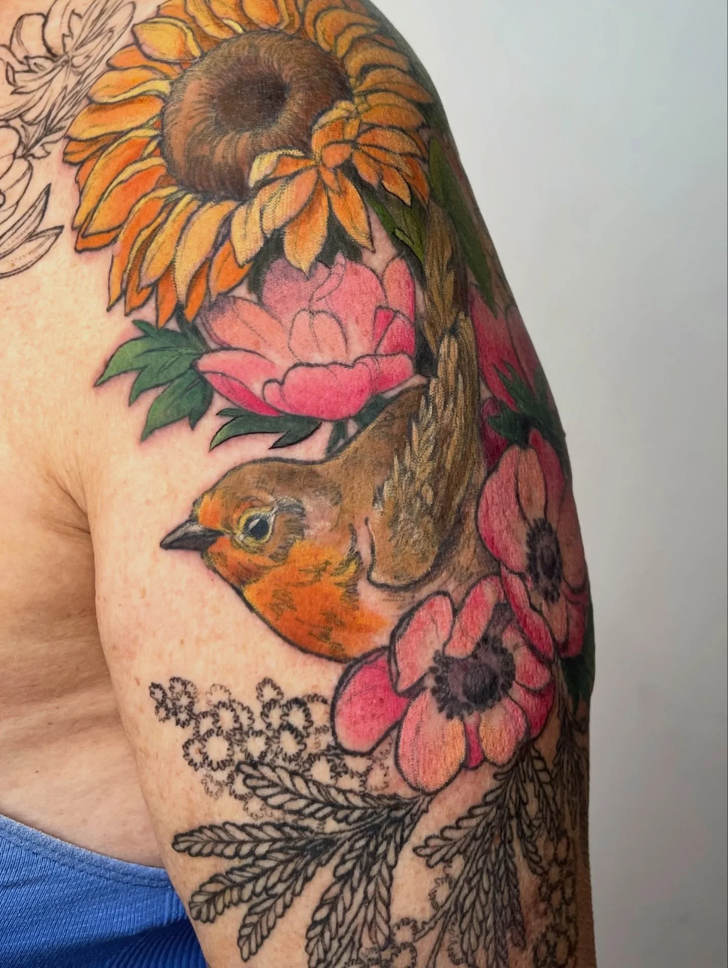 Le jardin extraordinaire de Corinne 

C&rsquo;est un projet en cours qui me touche beaucoup. Un hommage m&egrave;re fille avec deux rouge-gorges qui se r&eacute;pondent au milieu des fleurs. An&eacute;mones, tournesol, mimosa&hellip; Et une cliente d