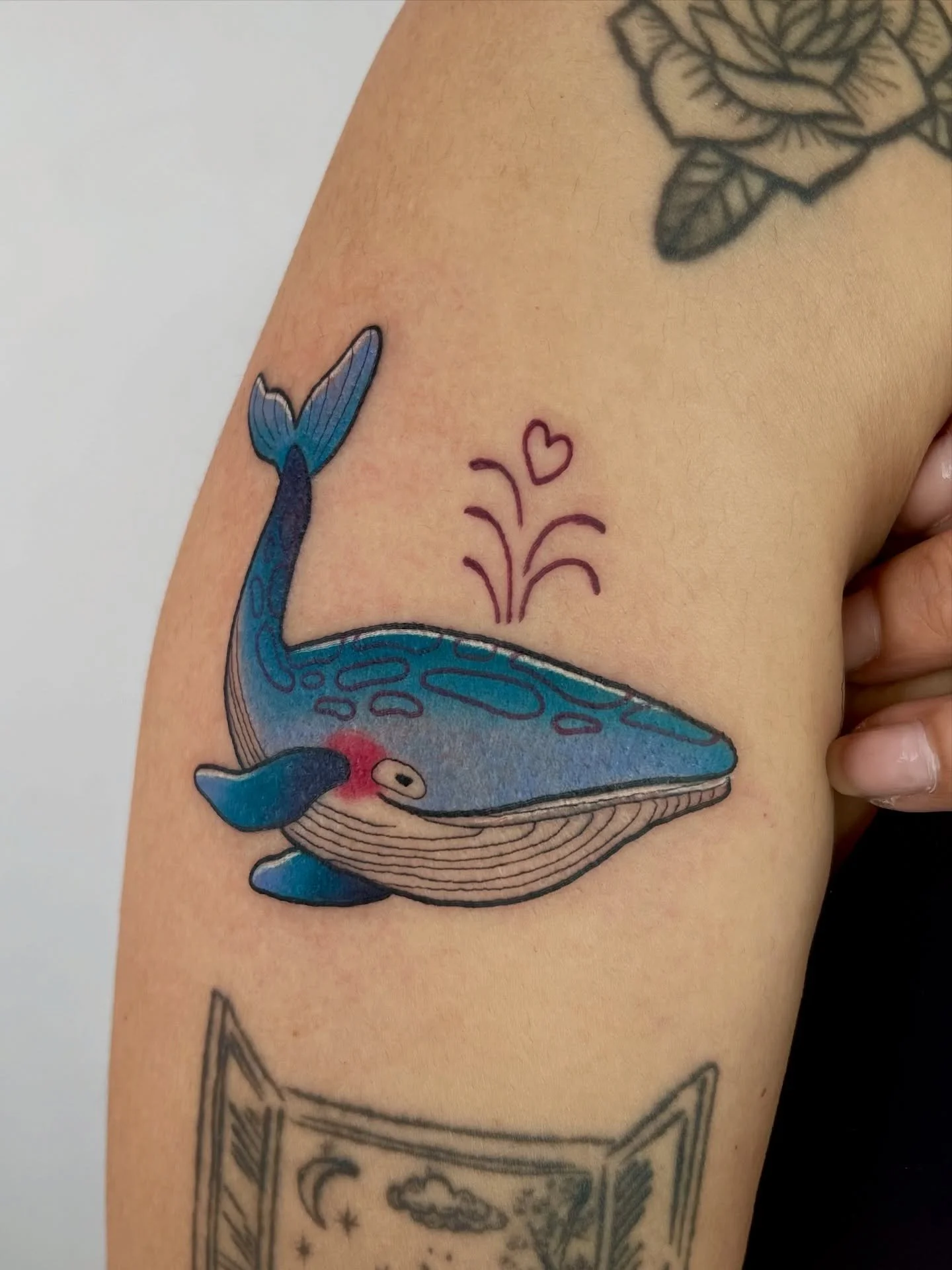 Petite baleine choupi de ma planche de flash marine ✨

Il m&rsquo;en reste encore de dispo &agrave; adopter si jamais &ccedil;a vous tente 💖 couleurs ou noir et gris comme d&rsquo;habitude ! 
si tu veux un tatouage trop cool, envoie-moi ta demande v